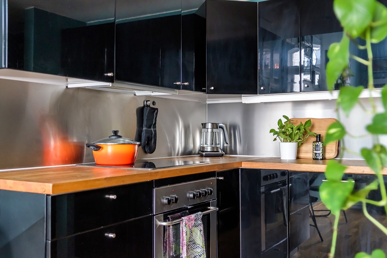 Det er tilkoblet kjøkkenventilator med kullfilter Galleribilde