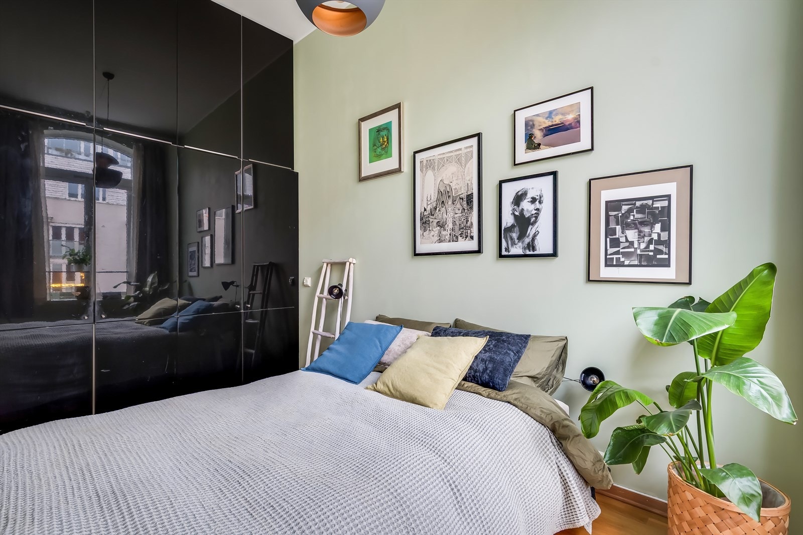 Det er god plass til dobbeltseng, nattbord og garderobeskap Galleribilde