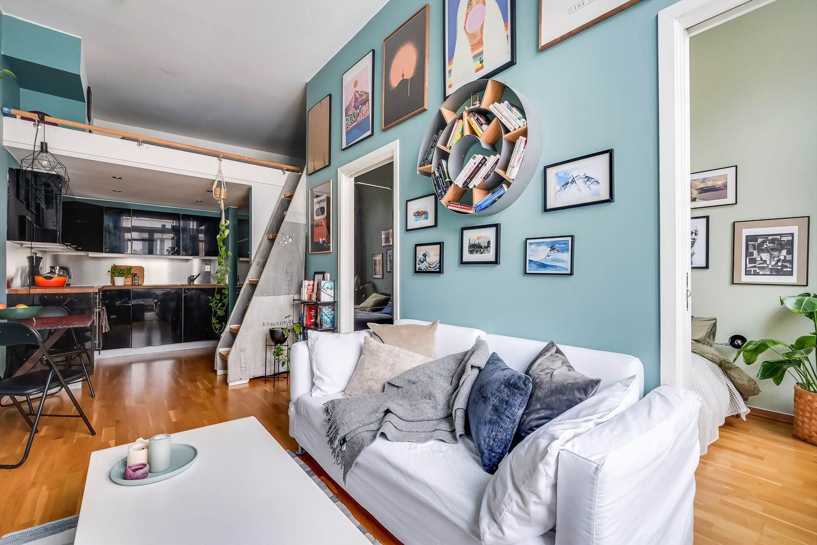 Fra stuen er det tilgang til soverom og hems Galleribilde