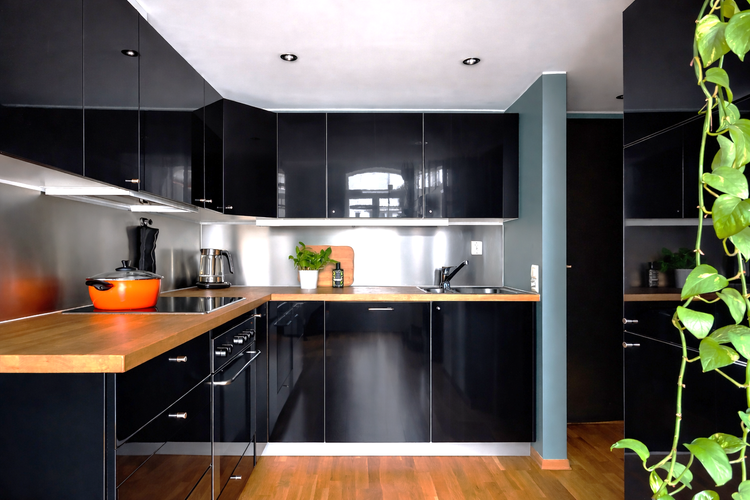 Det er utstyrt med integrerte hvitevarer som kjøle- og fryseskap, stekeovn, platetopp og oppvaskmaskin Galleribilde