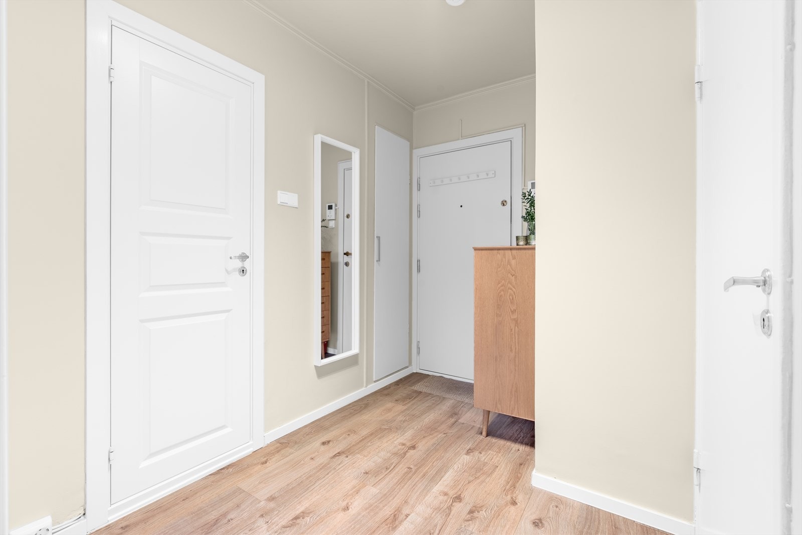 Leiligheten har en romslig og innbydende entré som gir et godt førsteinntrykk. Galleribilde