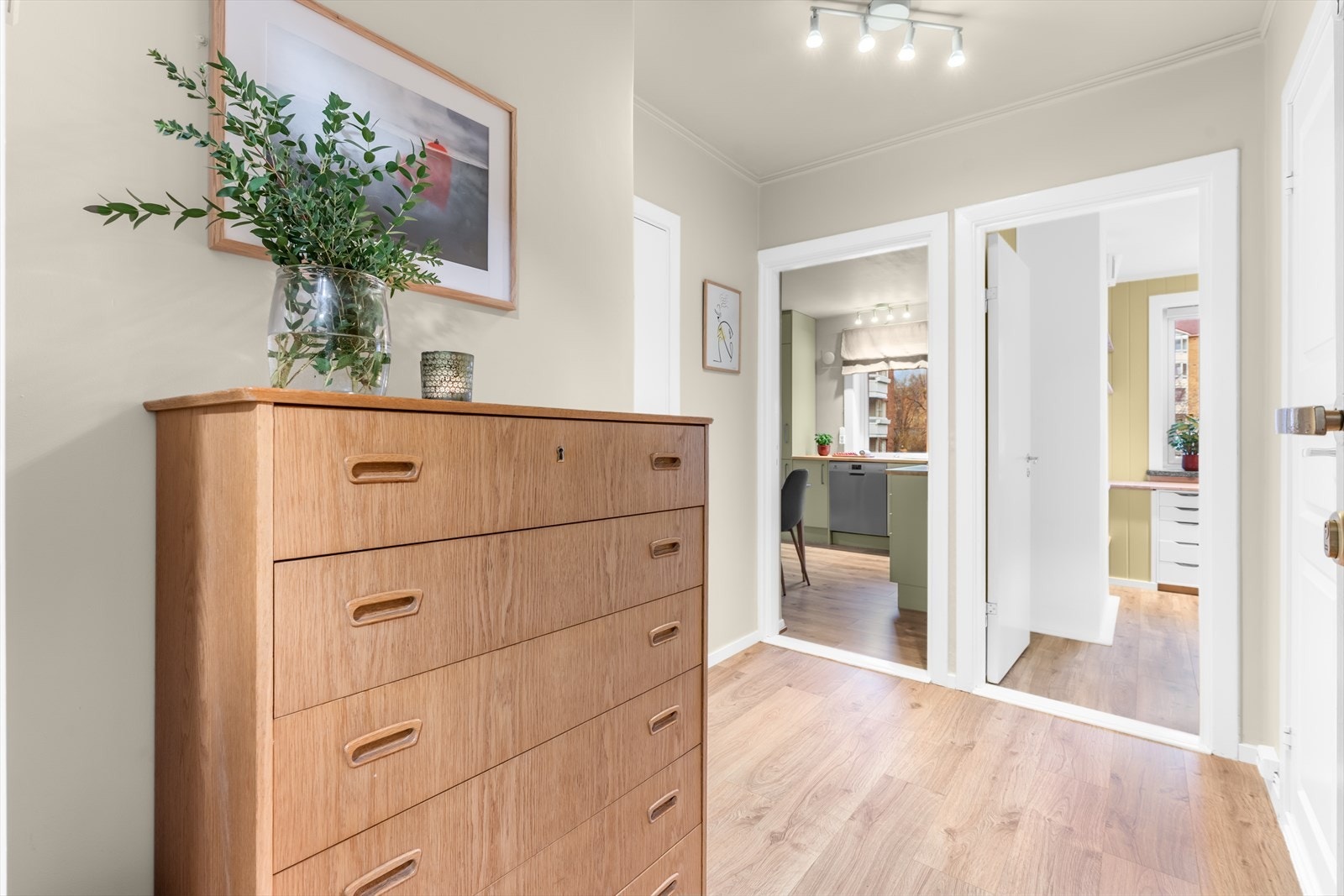 Her er det god plass til både yttertøy og sko, samt et praktisk garderobeskap som bidrar til ryddige og funksjonelle oppbevaringsløsninger. Galleribilde