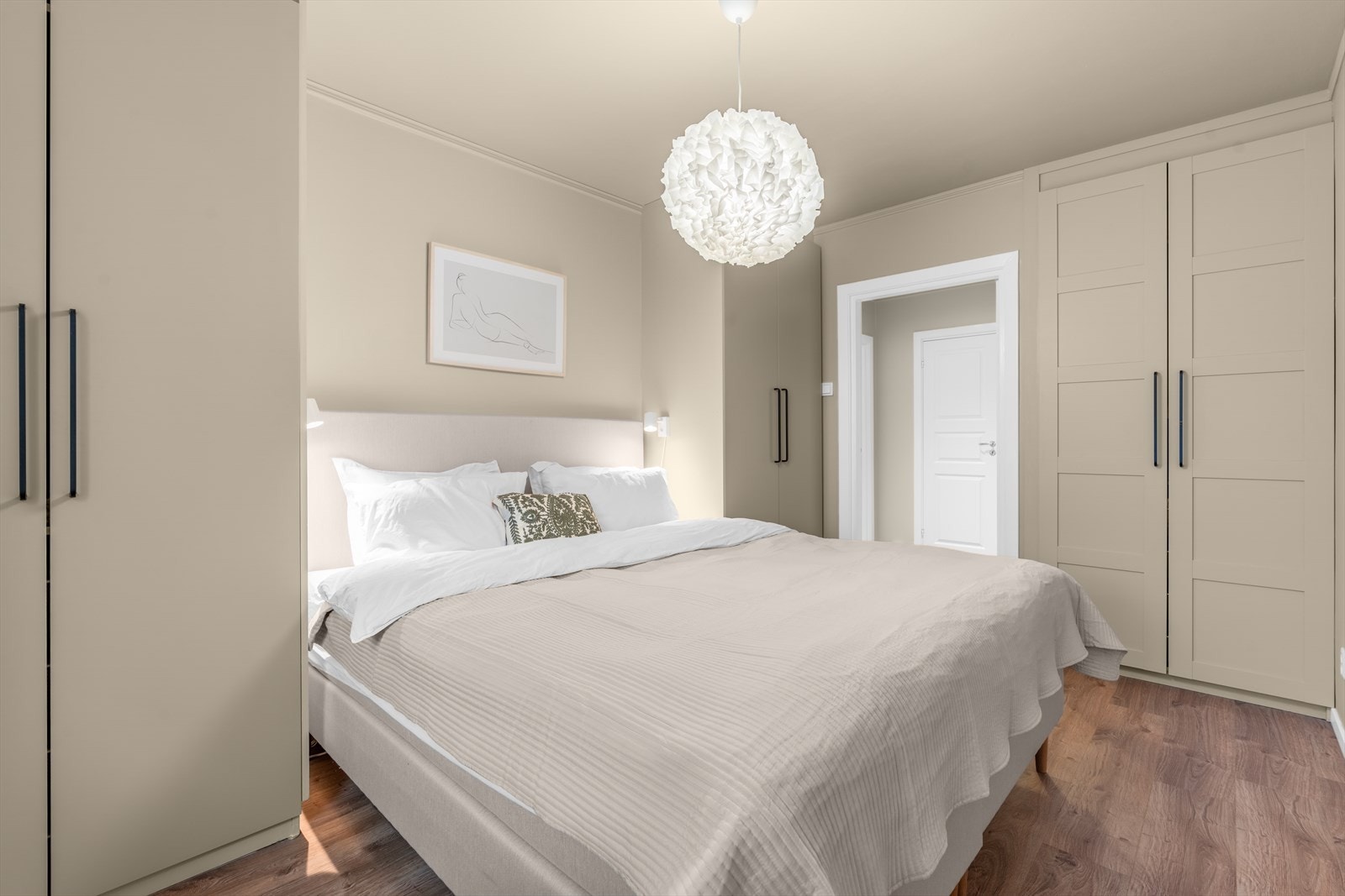 Hovedsoverommet har rikelig med skapplass som gir svært gode oppbevaringsmuligheter. Galleribilde