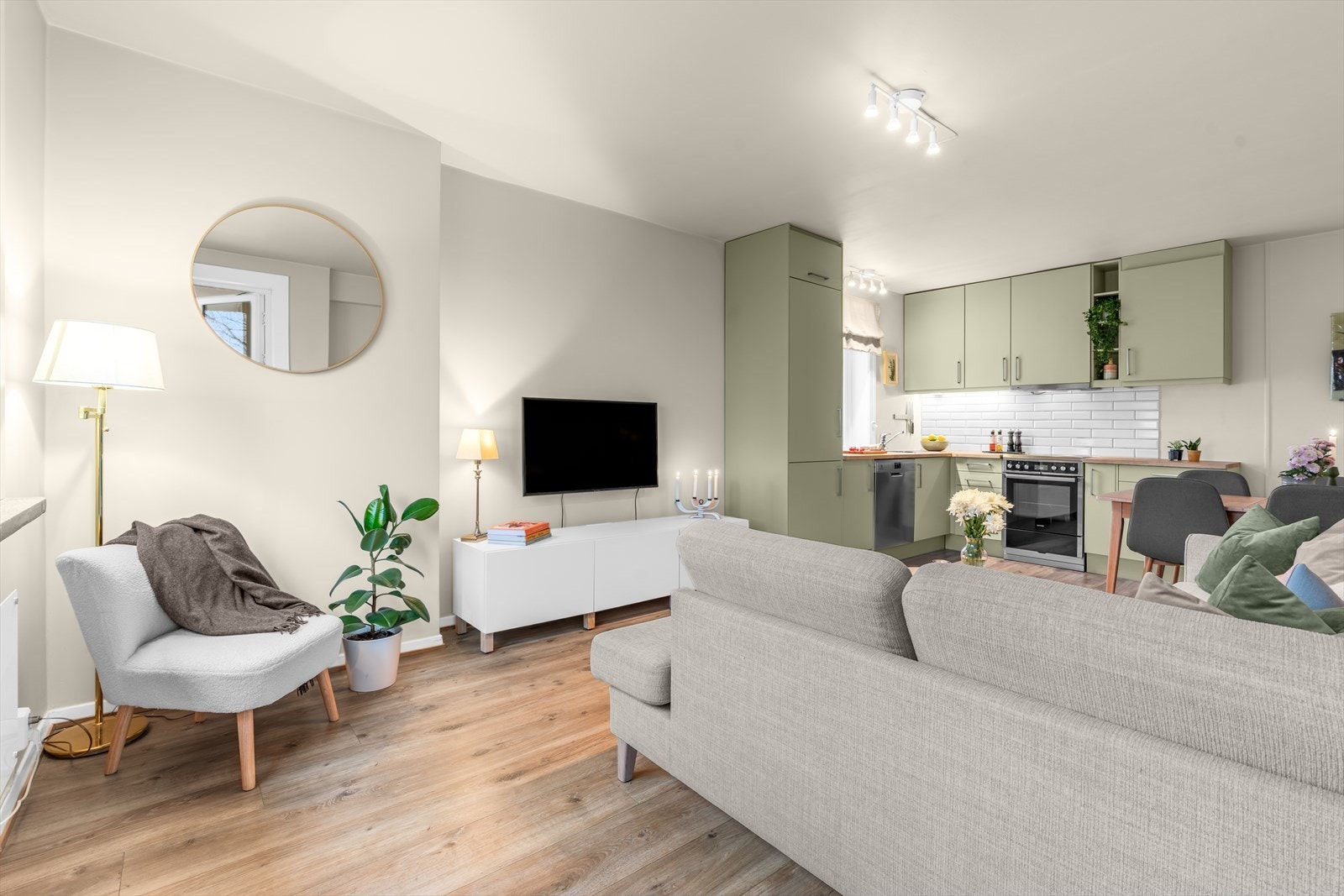 Stue og kjøkken er utformet i en åpen og sosial løsning som gir en luftig og innbydende romfølelse. Galleribilde