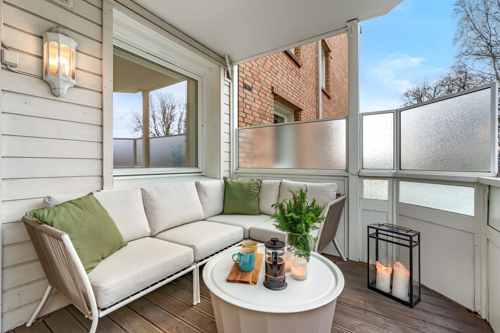 Balkongen fungerer som en forlengelse av stuen på fine sommerdager. Galleribilde