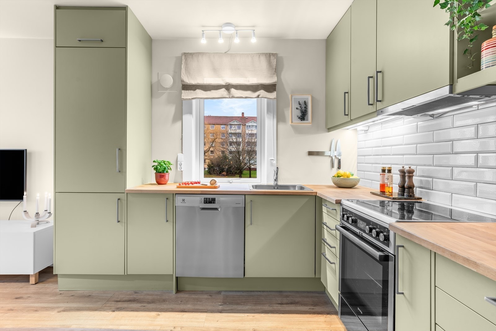 Tilbake i boligen tar vi turen til "kjøkkenet". Kjøkkenet er praktisk innredet med god skap- og benkeplass. Galleribilde