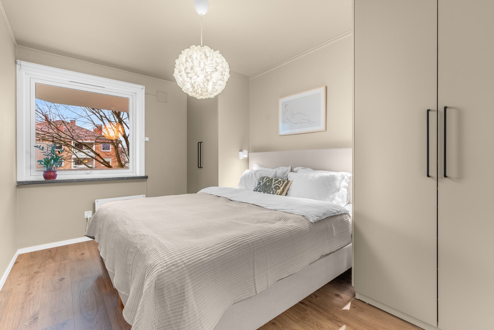 Leiligheten disponerer to romslige, delikate og funksjonelle soverom. Galleribilde