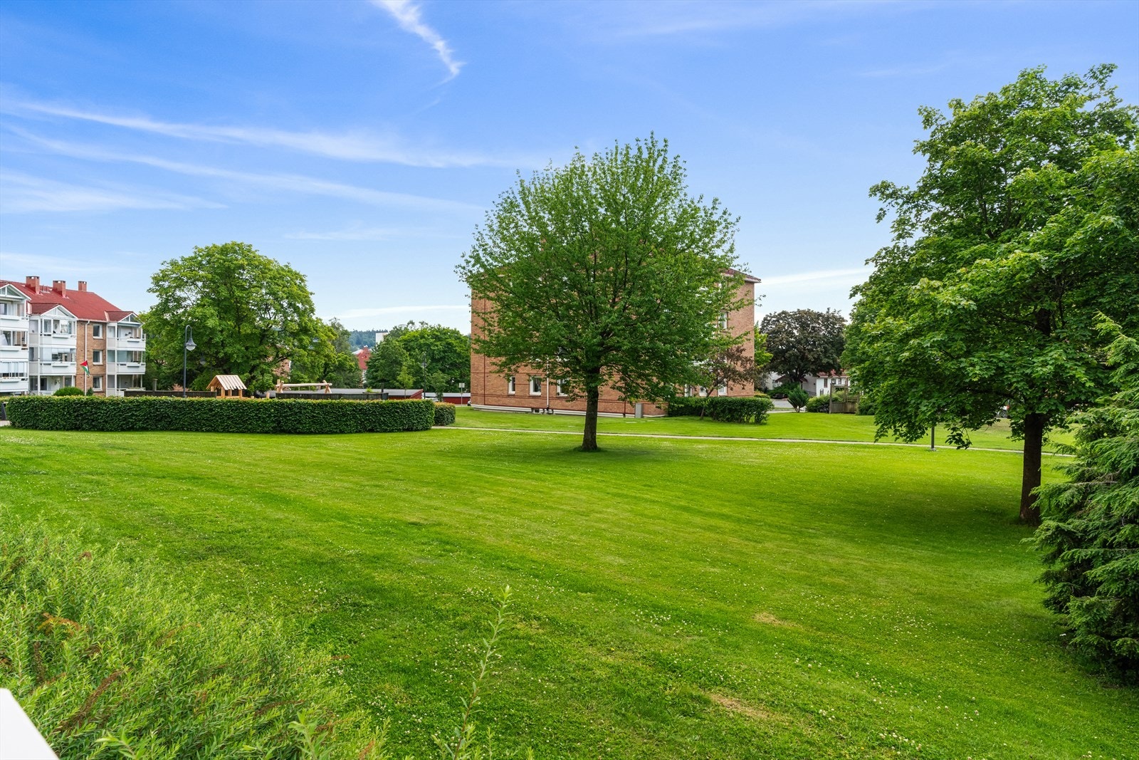 Store grøntarealer rundt bebyggelsen. Galleribilde