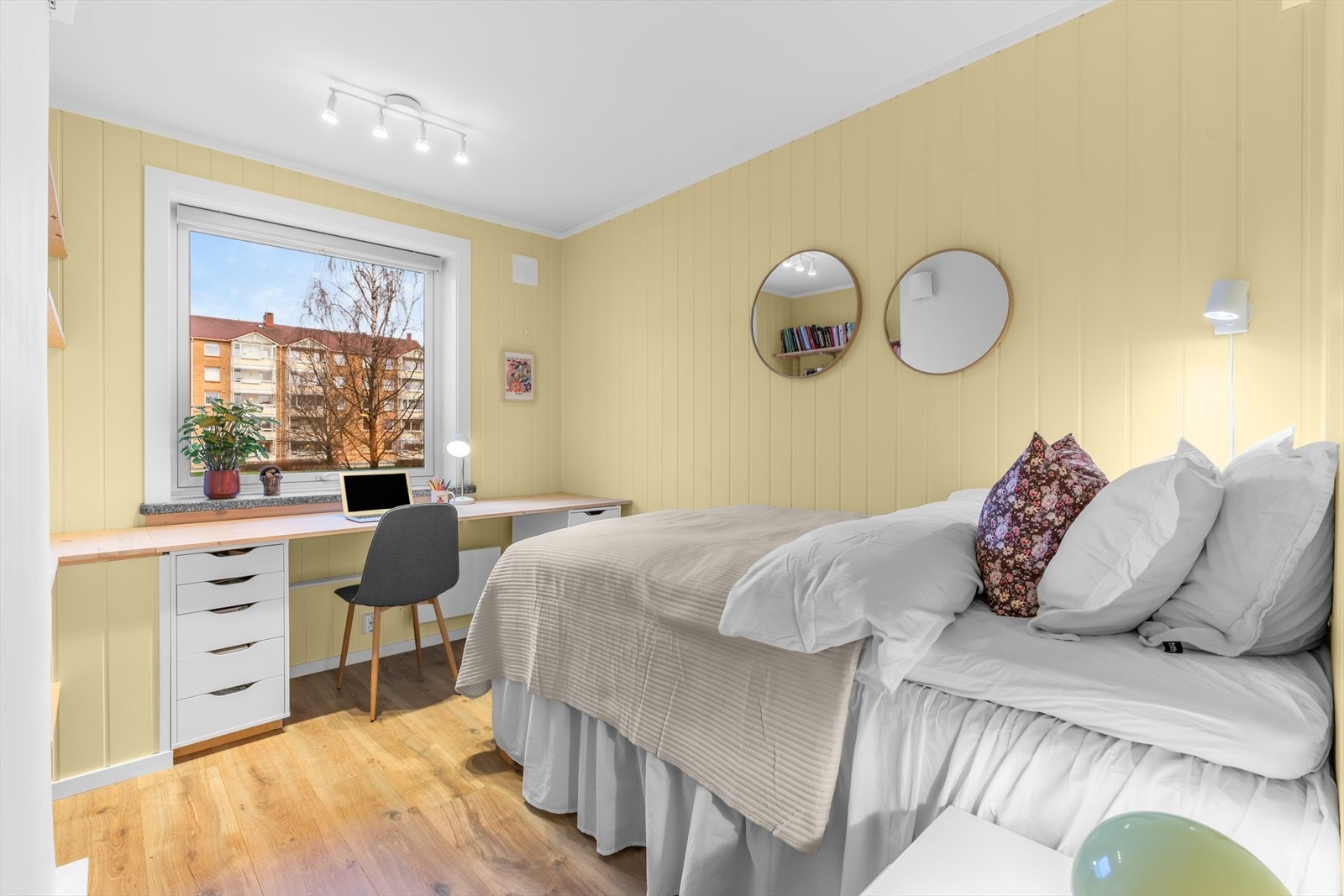 Soverommet er innredet med en stor og praktisk arbeidsbenk. Galleribilde