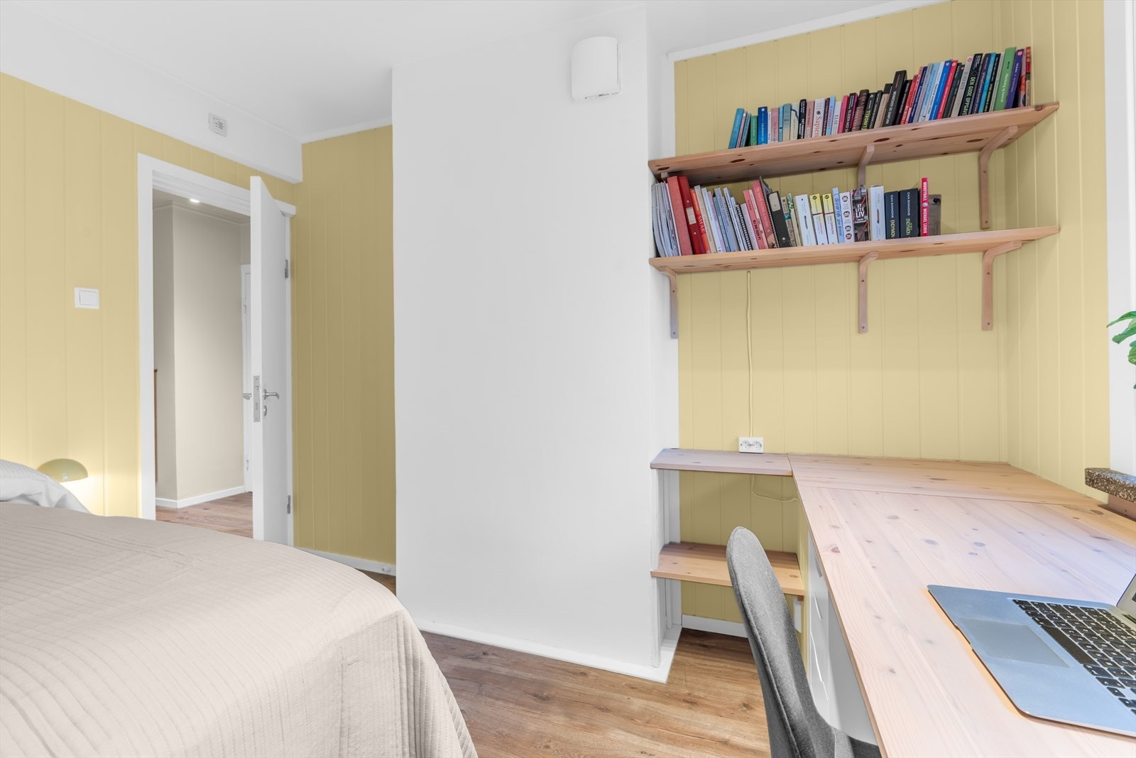 Et fleksibelt rom som er velegnet som hjemmekontor, hobbyrom eller barnerom med god plass til lek og kreative aktiviteter. Galleribilde