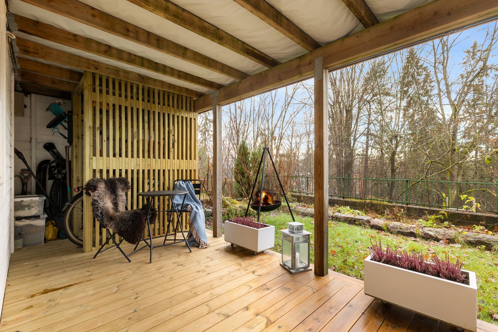 Hyggelig markterasse og hage med platting fra 2025 og ulike bærbusker plantet Galleribilde