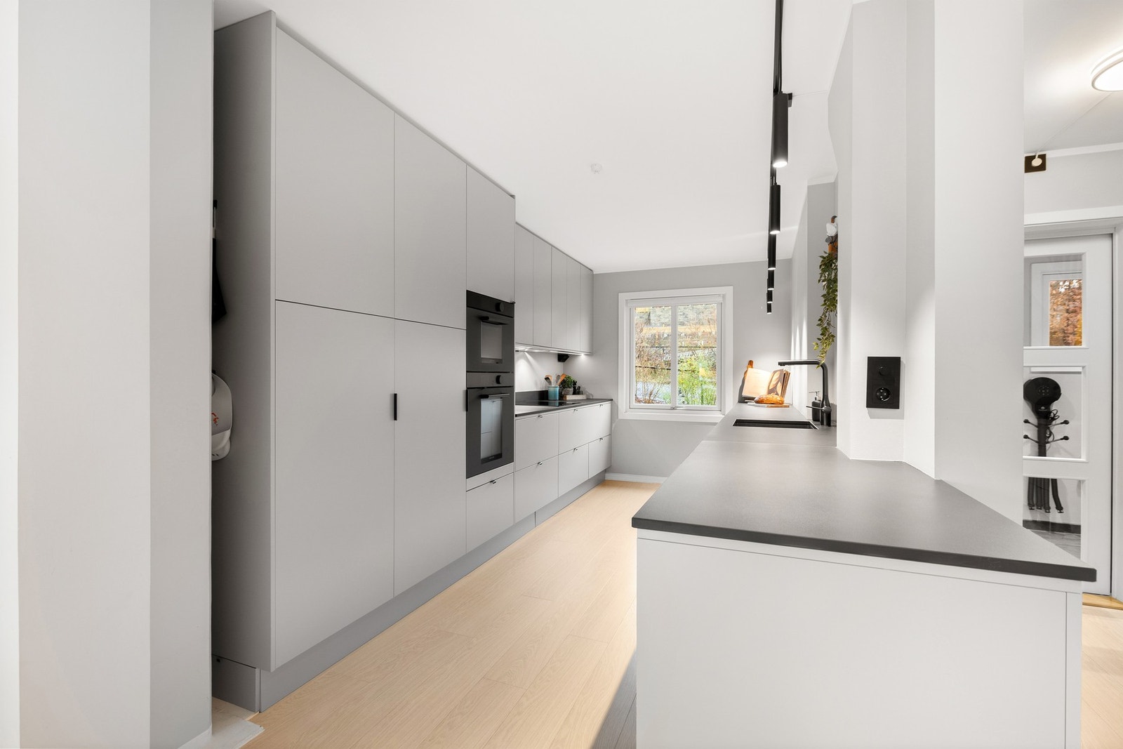 Moderne og tidsriktig kjøkken med smarte løsninger Galleribilde