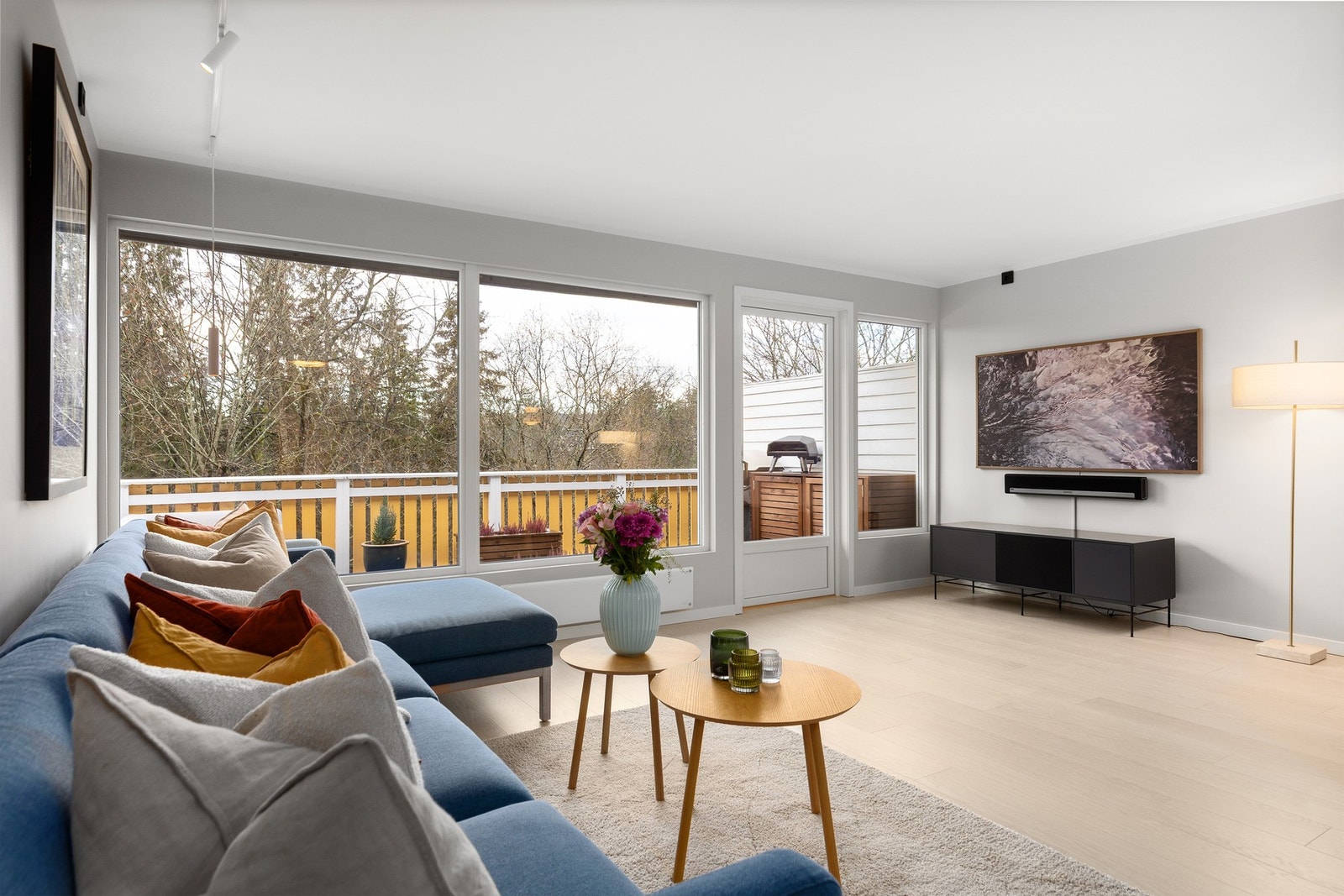 Lys og luftig hovedetasje med store vindusflater Galleribilde