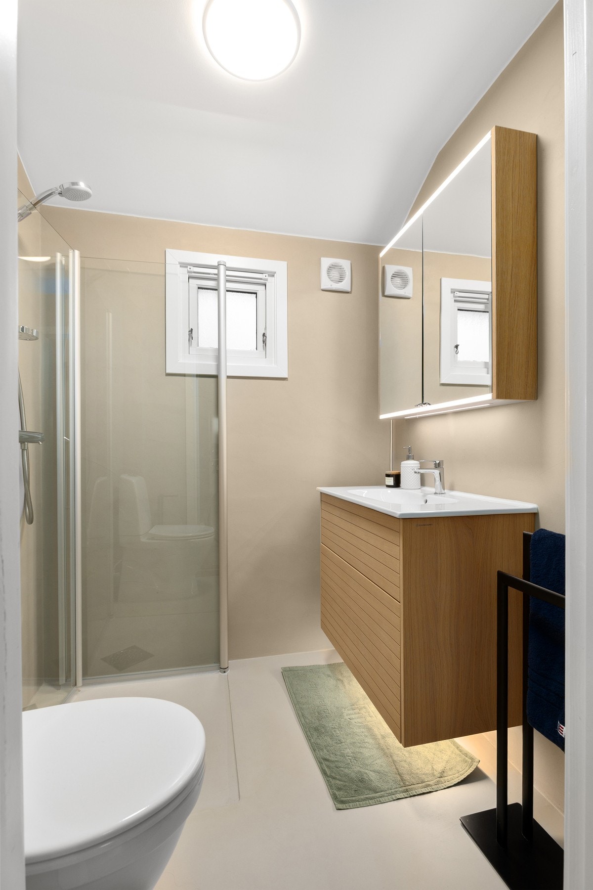 Bad med wc og dusj i 2. etasje. Dansani baderomsmøbel med integrert belysning og mikrosement fra 2024 Galleribilde