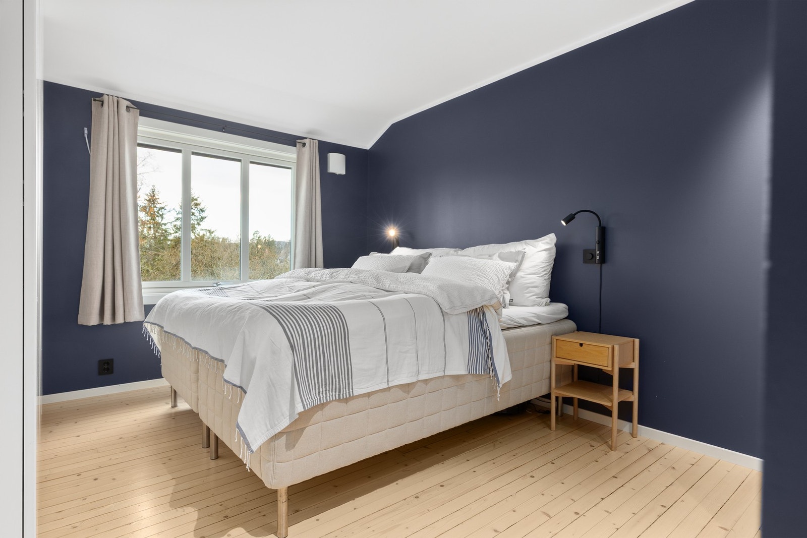 Romslig hovedsoverom med store vindusflater og ingen gjenboere Galleribilde