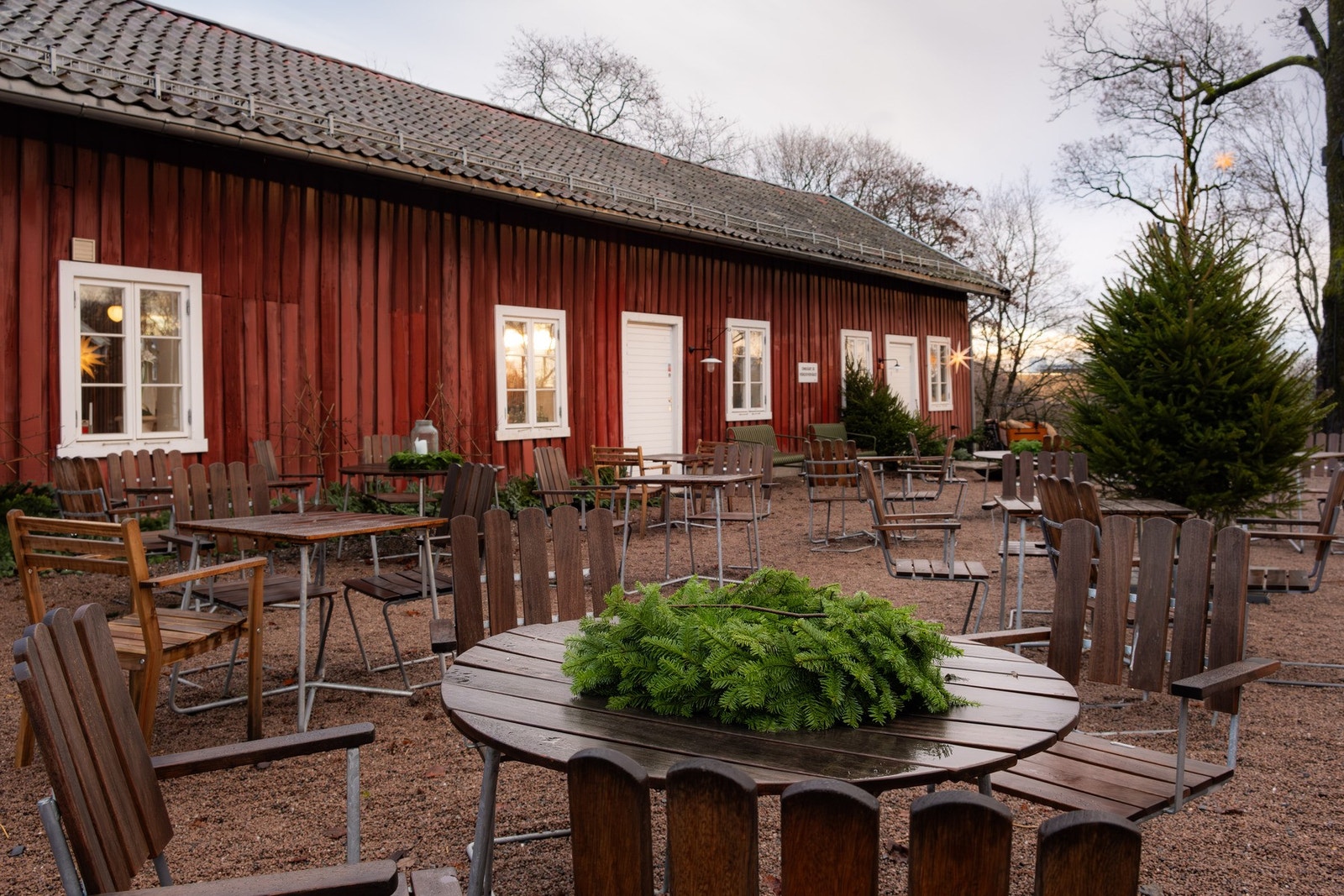 Du kan både sitte ute i hagen, innergården eller inne i i kaféen Galleribilde