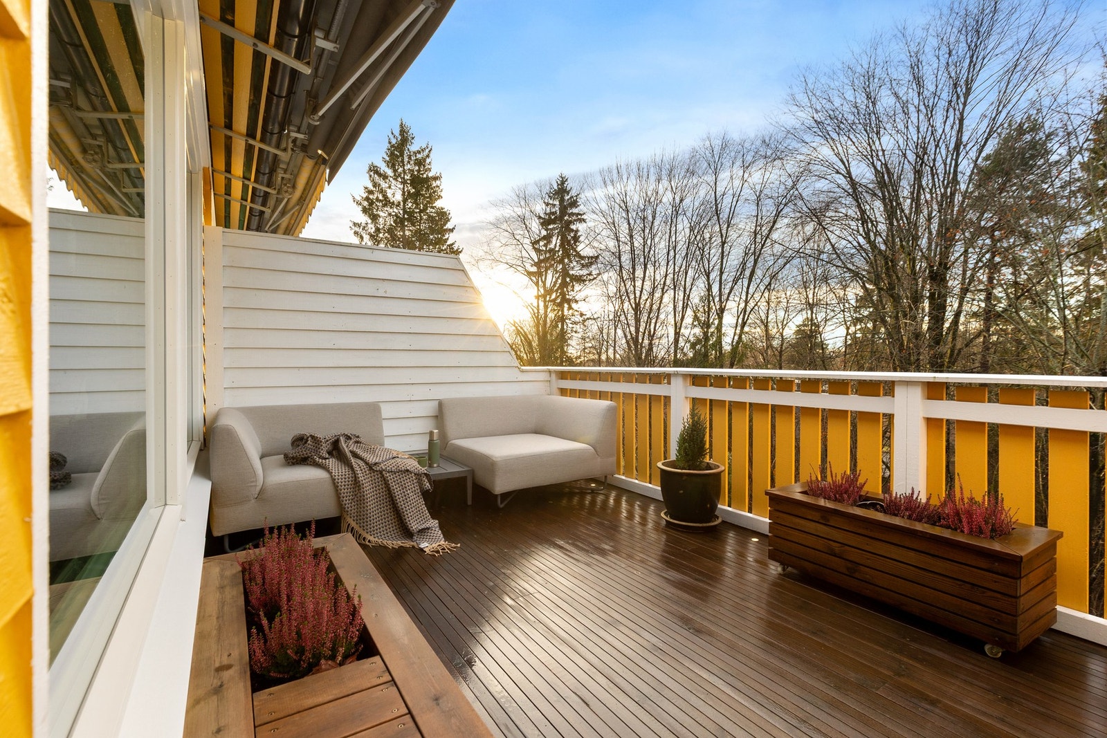 Stor balkong med sol fra tidlig ettermiddag til sen kveld Galleribilde