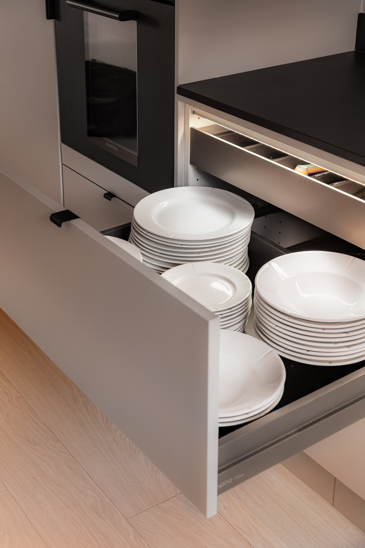 Godt med skapplass og belysning i de fleste skuffene Galleribilde