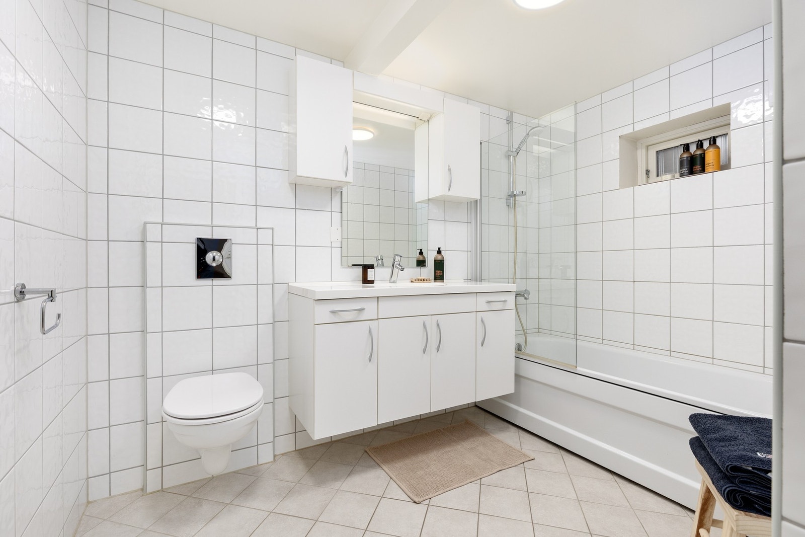 Romslig bad med badekar i underetasje Galleribilde