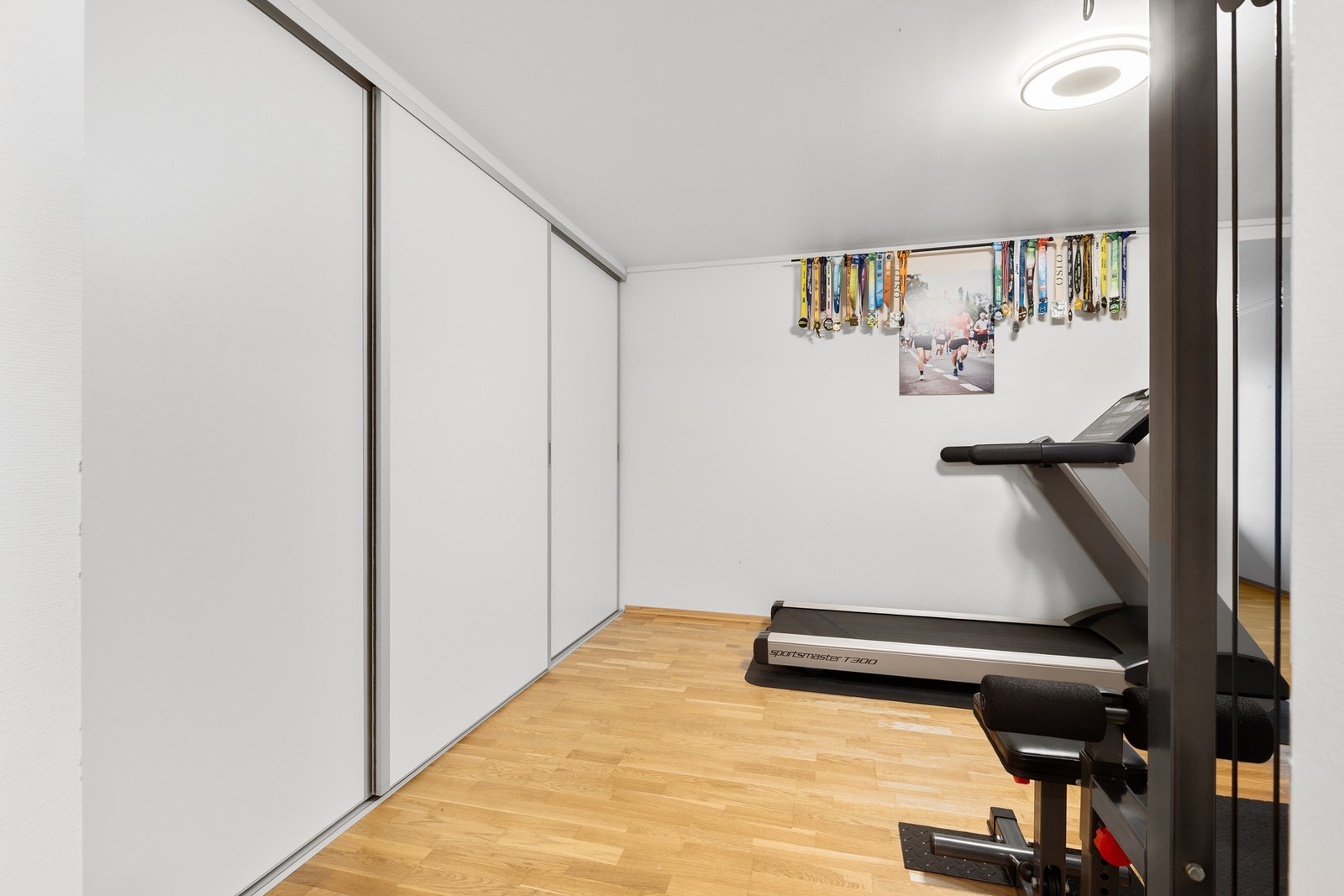 Stor og praktisk garderobe i underetasje Galleribilde