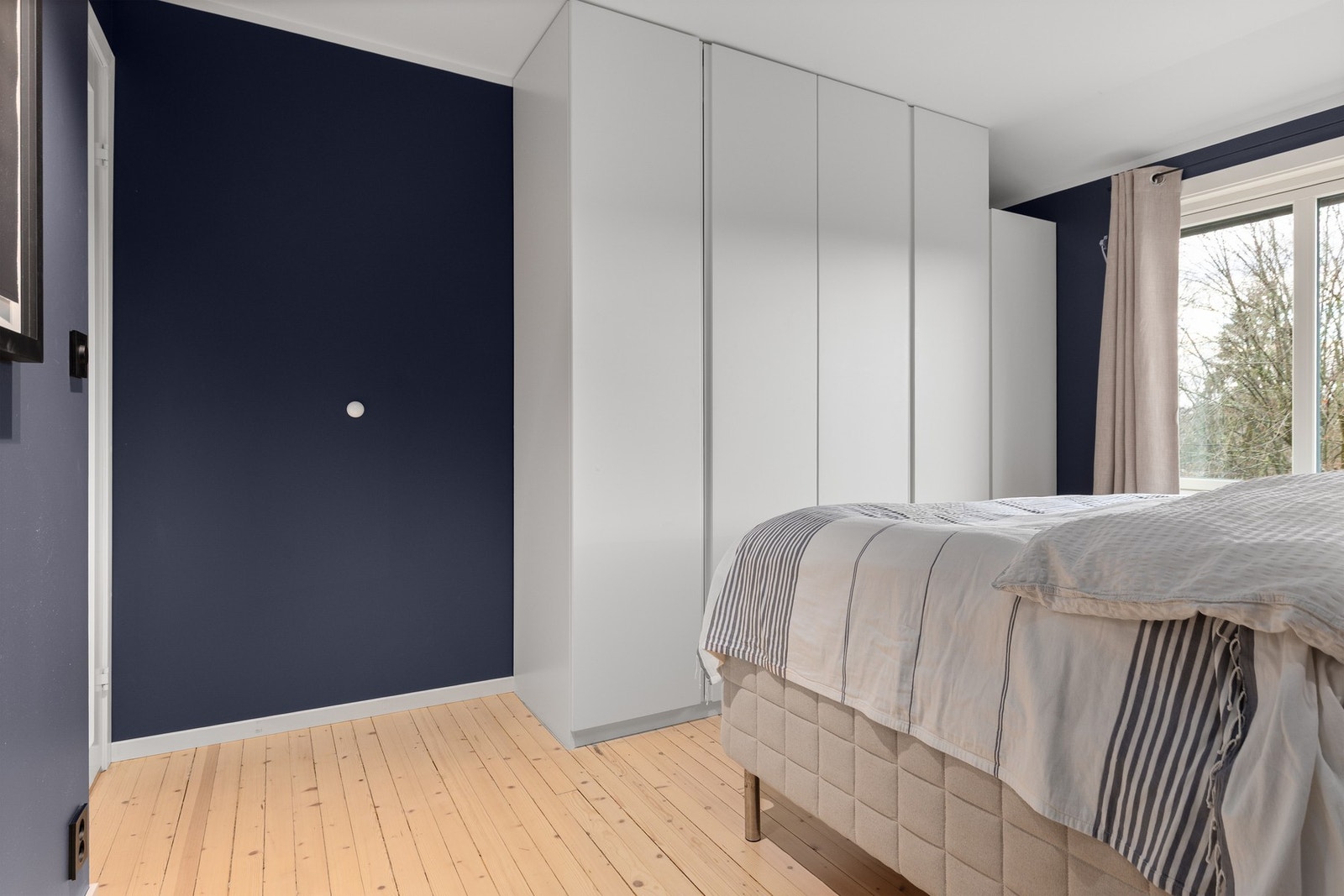 Garderobeskap på hovedsoverom Galleribilde