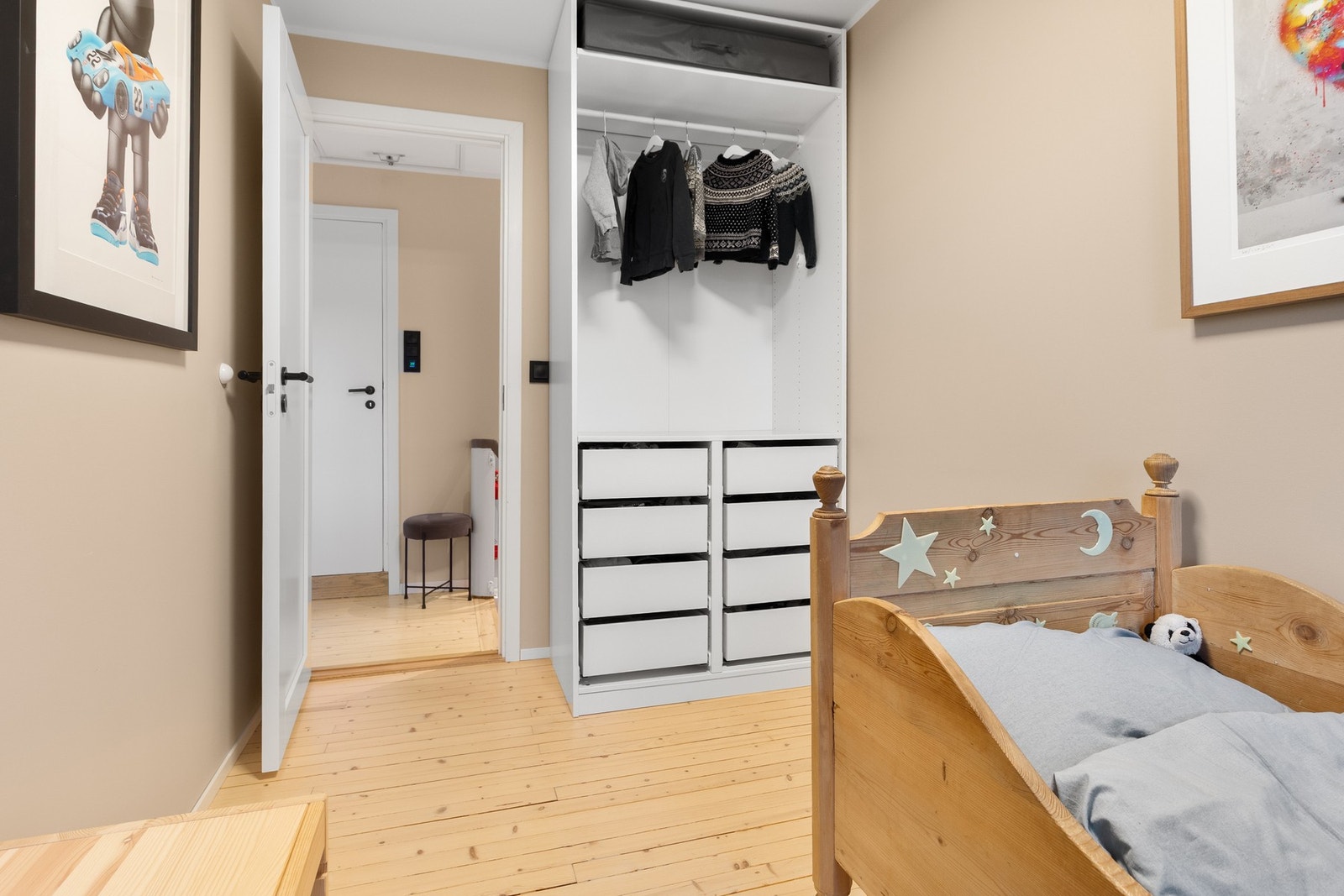 Originale tregulv i 2. etasje. Overflater er malt i stilfulle farger på alle soverom Galleribilde