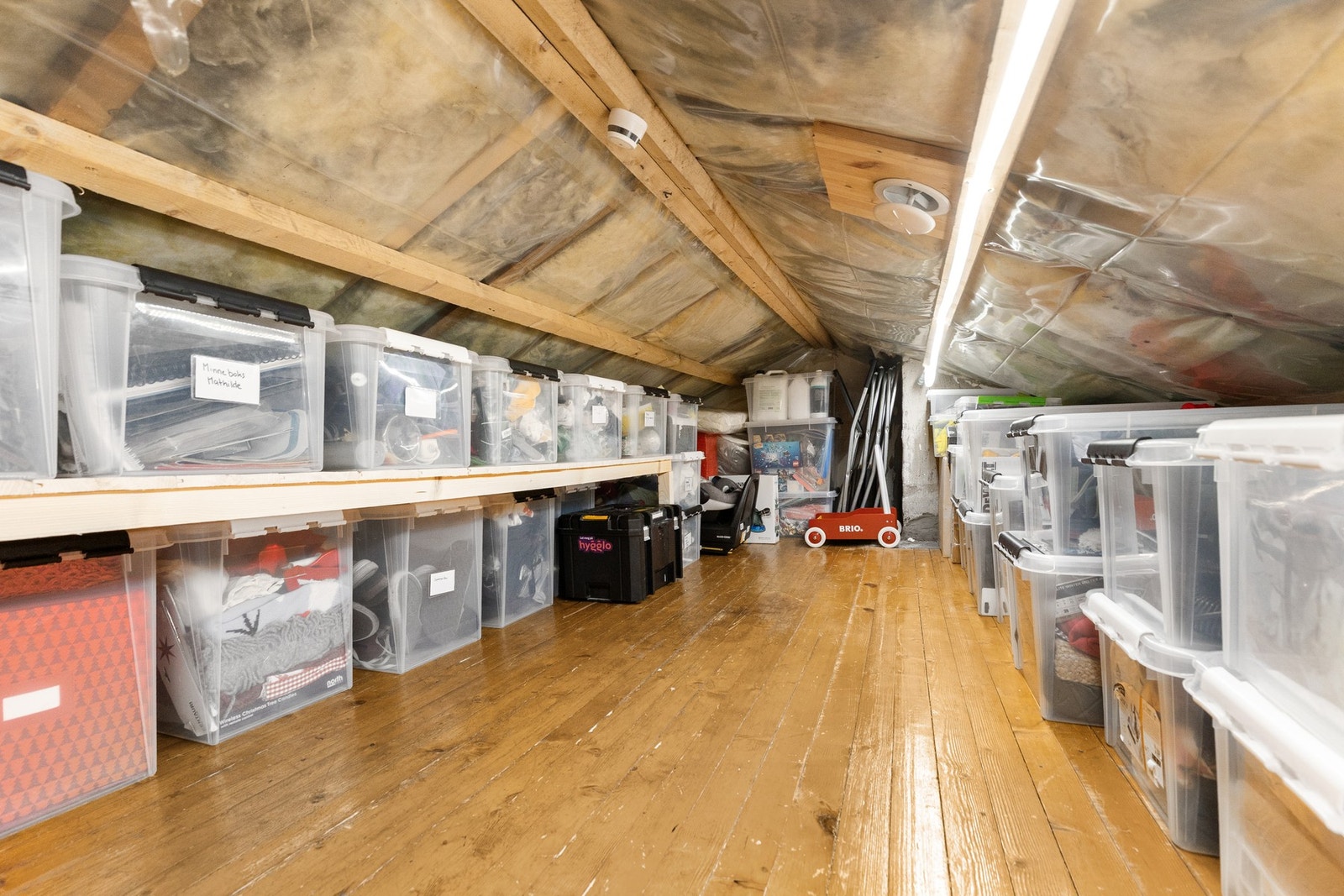 Stort lagringsloft med tilpasset lagringssystem Galleribilde