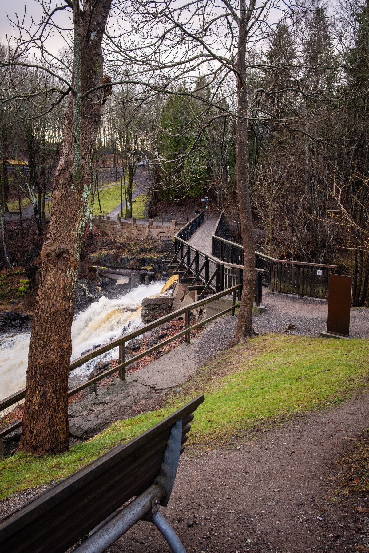 Det er direkte tilgang til sti fra eiendommen som fører til tursti langs Lysakerelven. Turstien tar deg både opp til Bogstadvannet/Nordmarka eller ned til Sollerudstranda Galleribilde