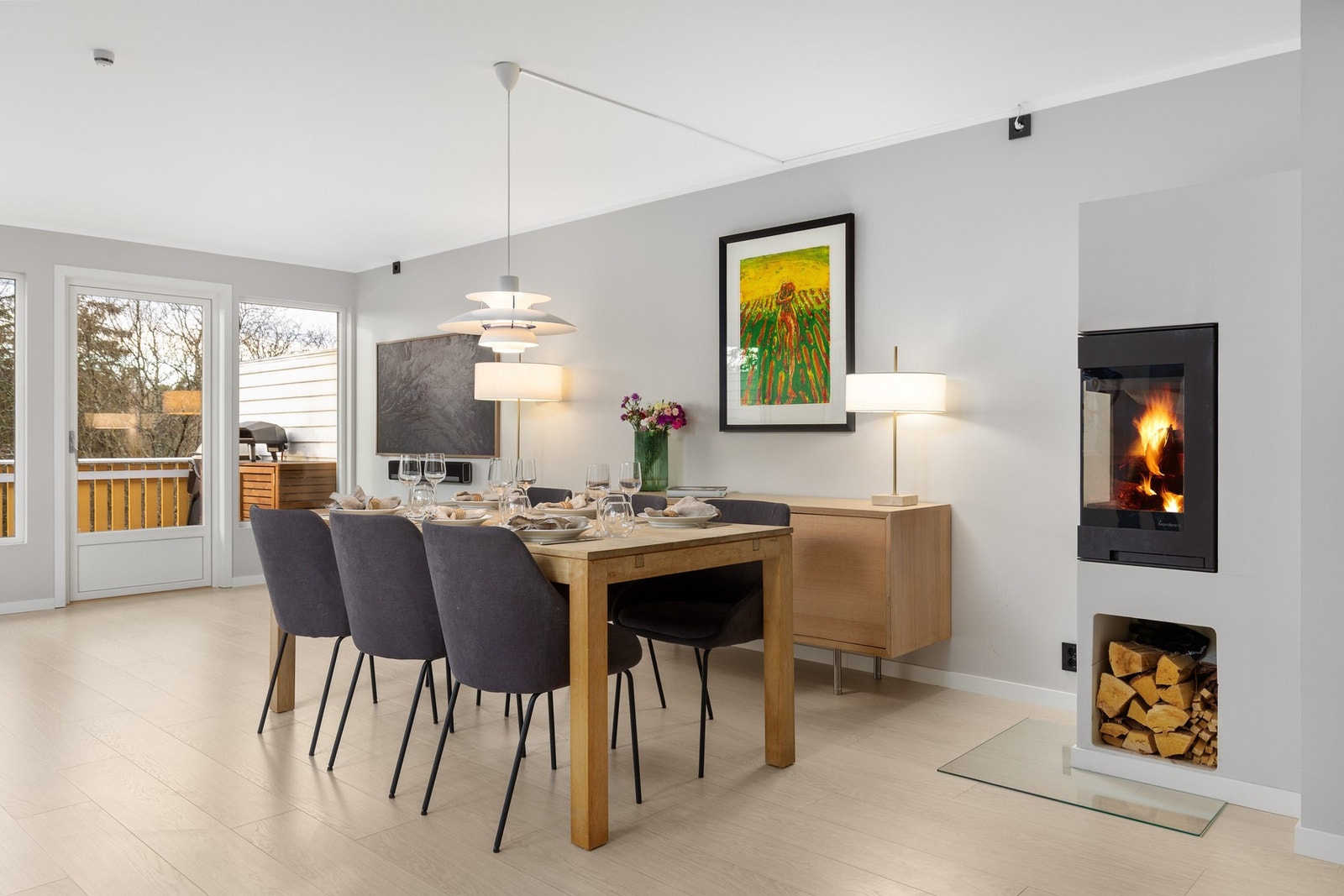 Romslig plass til spisebord Galleribilde