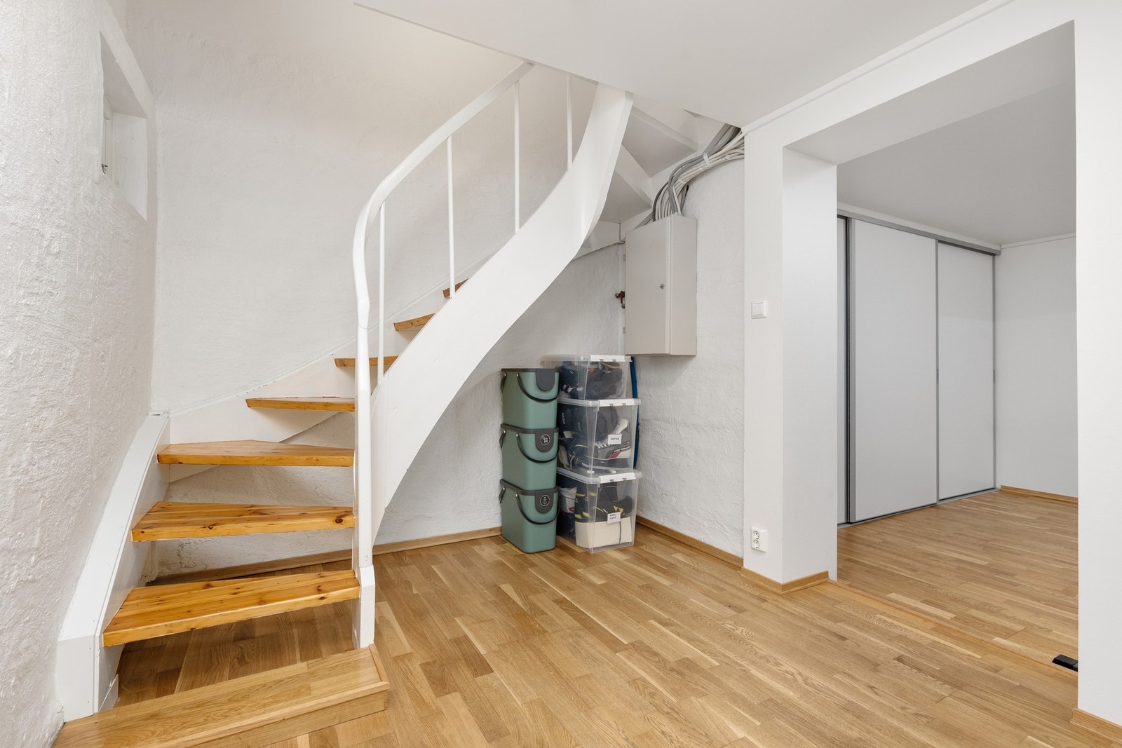 Lagringsplass også under trapp i kjeller Galleribilde