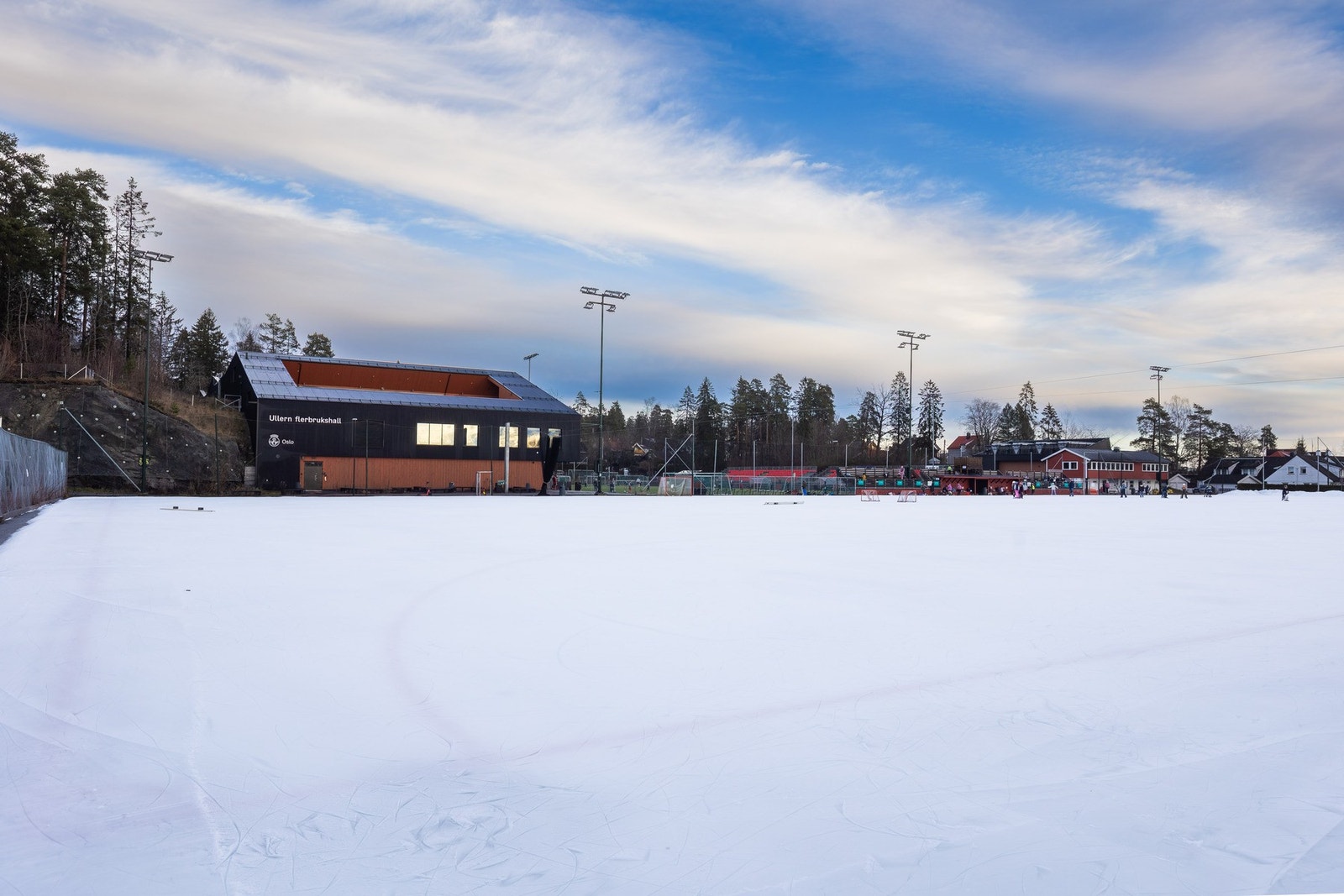 Ullerns idrettsforening med flerbrukshall og fotballbane ligger i umiddelbar nærhet Galleribilde
