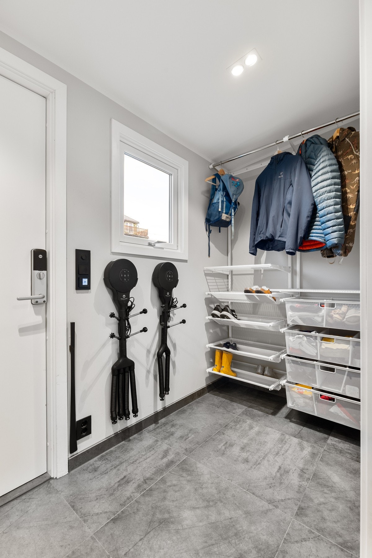 Entre gang med garderobe. Varmekabler i gulv Galleribilde