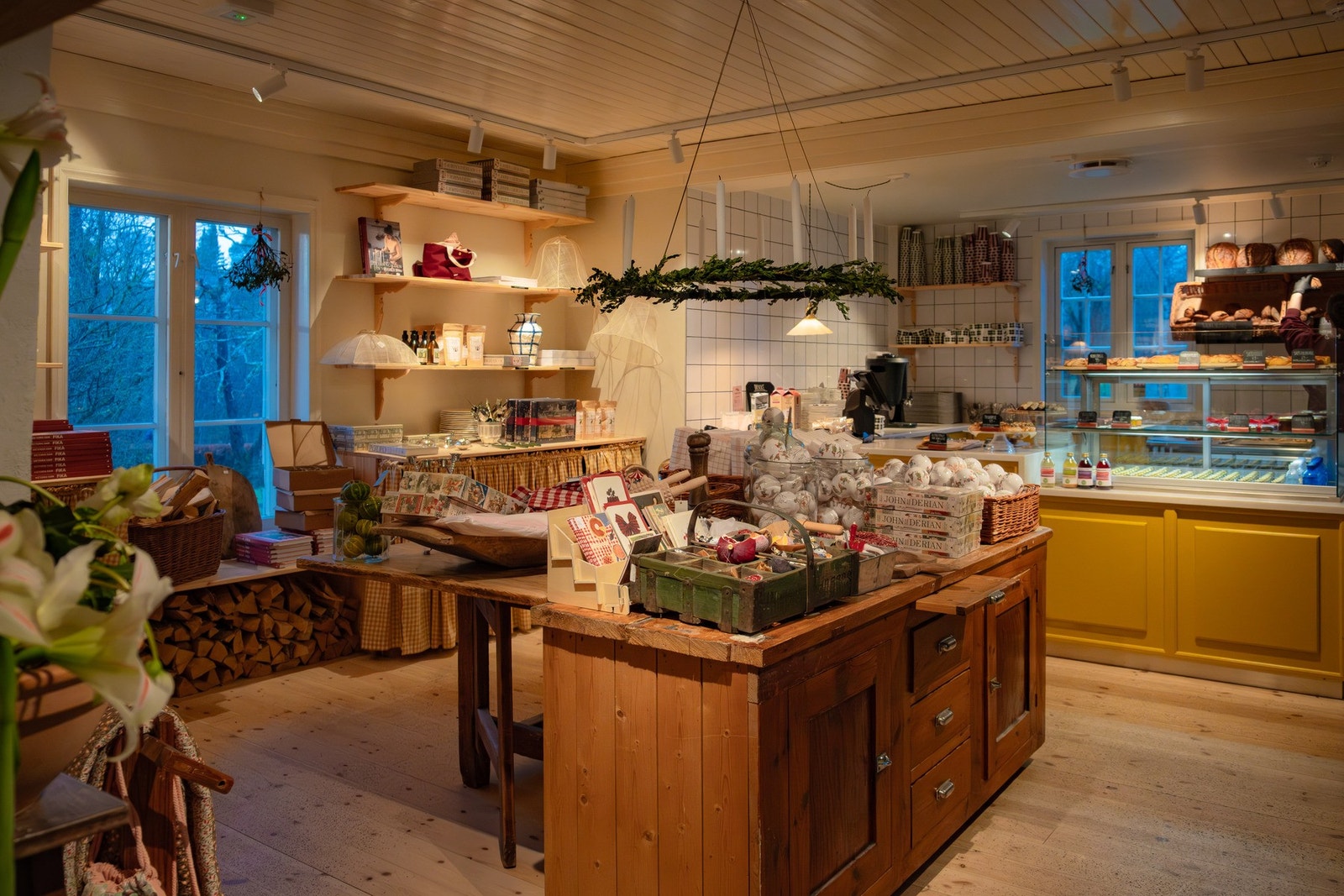 Søndagsturen kan legges til Fåbro Gård som har blitt en inspirerende møteplass med bakeri, kafe og interiørbutikk. Fåbro er kåret til Oslos beste boller! Galleribilde