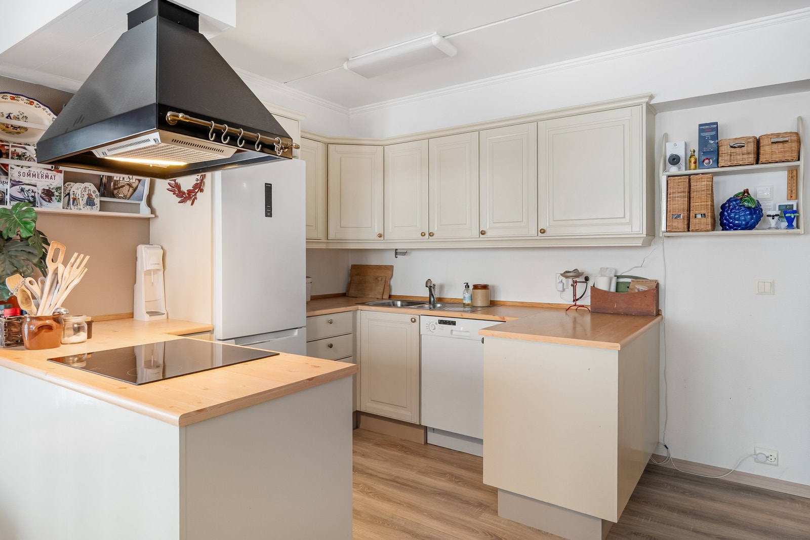 Med koketopp, innebygd stekeovn, kjøl/ frys og oppvaskmaskin, har en alt en trenger av hvitevarer Galleribilde