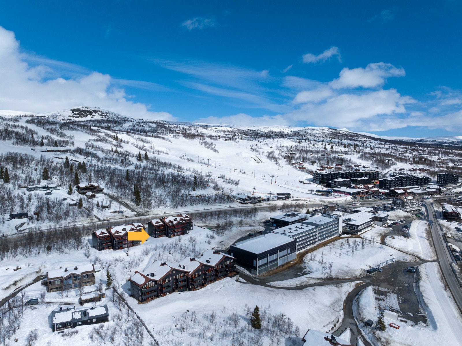 Leiligheten har en sentrumsnær, usjenert og ettertraktet beliggenhet på Beitostølen. Leiligheten ligger i kort gangavstand til Beitostølen sentrum med gode fasiliteter som flere restauranter, puber, cafeer, sportsbutikker, vinmonopol, dagligvareforretning Galleribilde