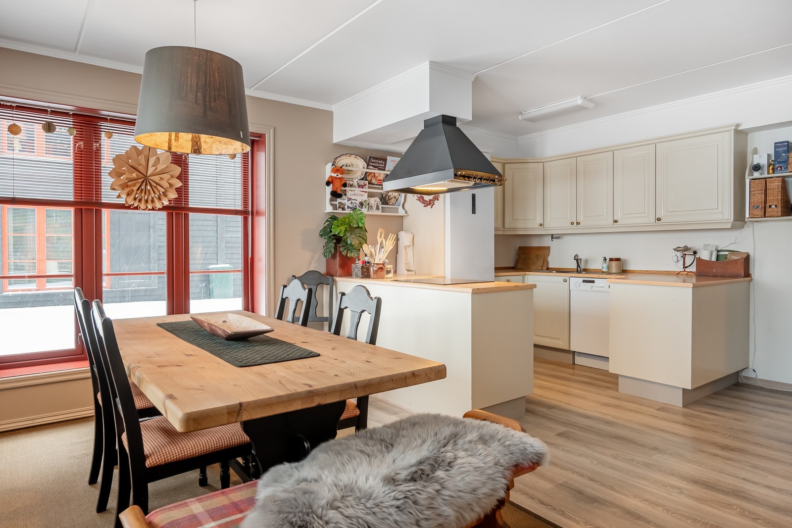 Spiseavdelingen har en fin plassering tilknyttet kjøkkenet og stuen. Her er det god plass til et fint spisebord hvor måltider kan nytes til knitterene peishygge. Galleribilde