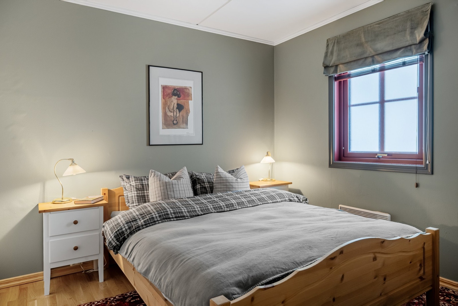 Hovedsoverommet har god plass til en dobbeltseng og er også innredet med et stort garderobeskap. Galleribilde