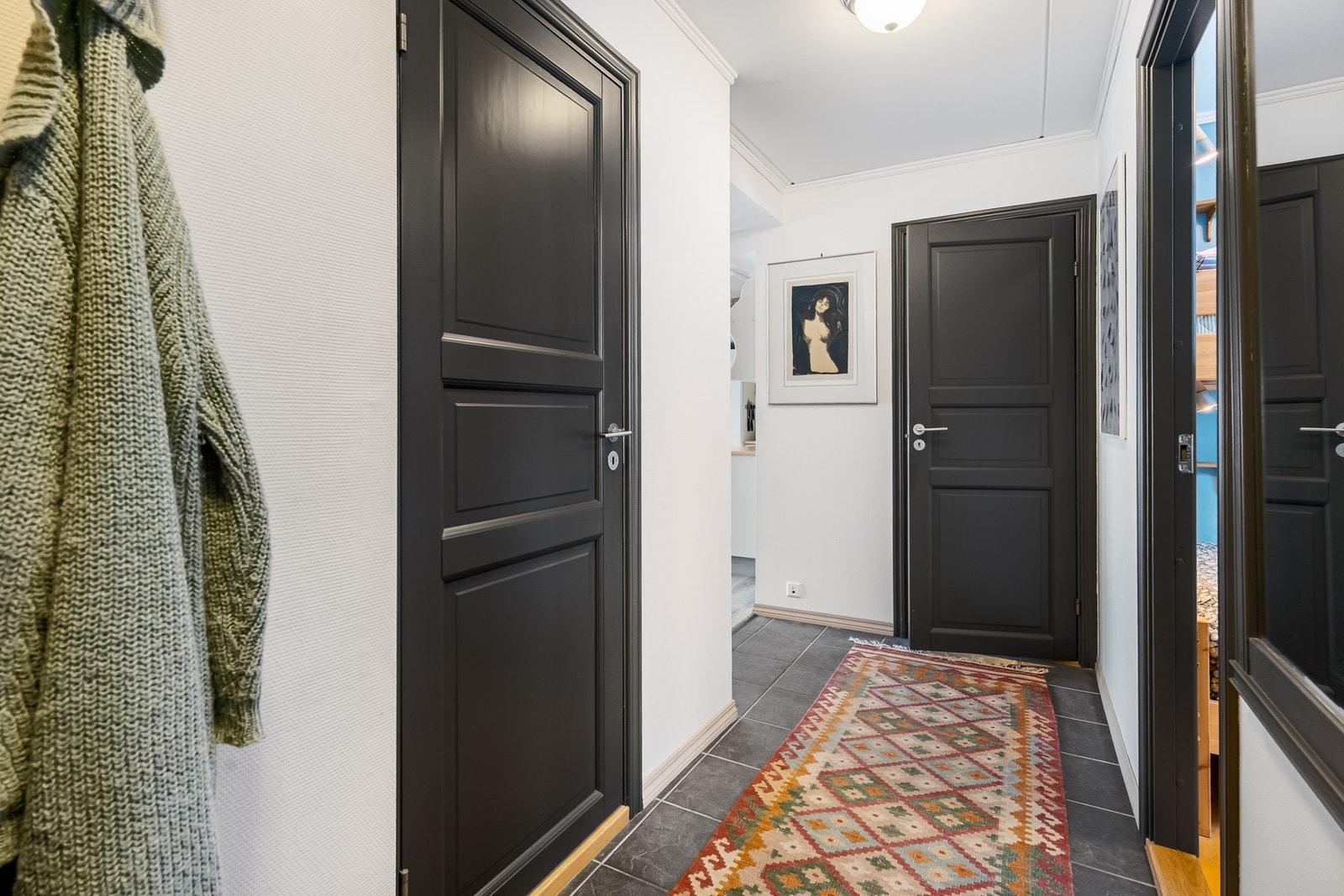 Det er adkomst fra felles gang og vel inne i leiligheten møter man en meget innbydende entré med flotte gulvfliser og gulvvarme Galleribilde