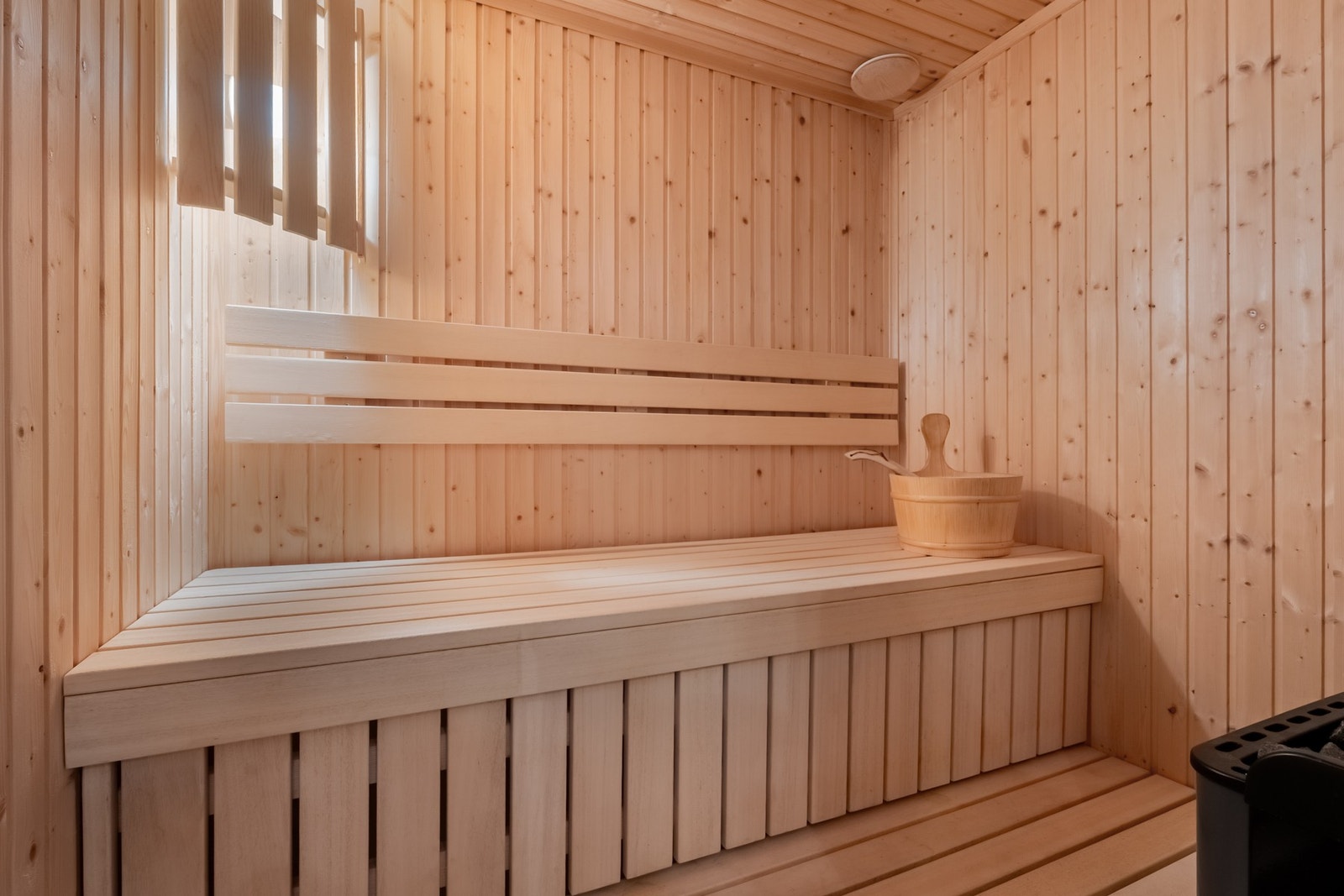 Badstuen er innredet med granpanel på vegger og tak, plassbygde benker og badstueovn. Galleribilde