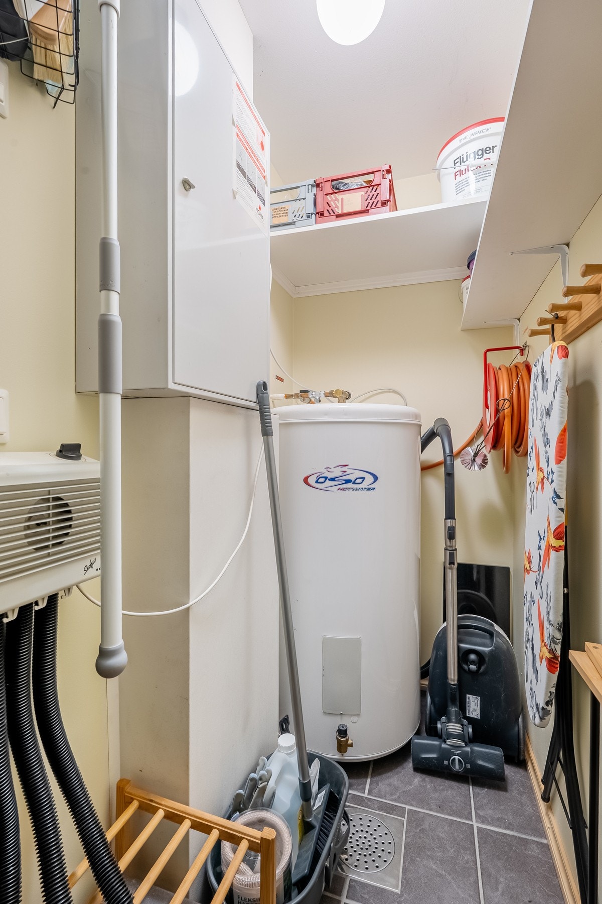 Leiligheten har et praktisk bod/ teknisk rom ved entréen Galleribilde