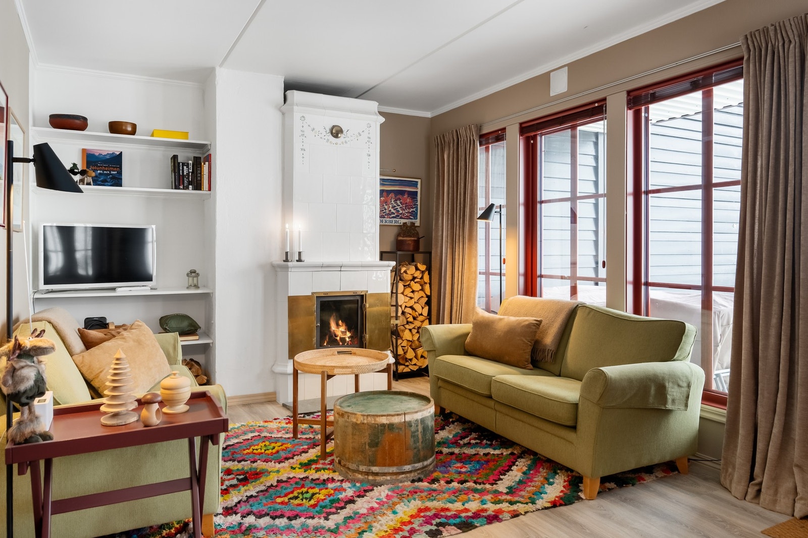 Stuen ligger åpent mot kjøkkenet og spisestuen og er et meget hyggelig rom Galleribilde