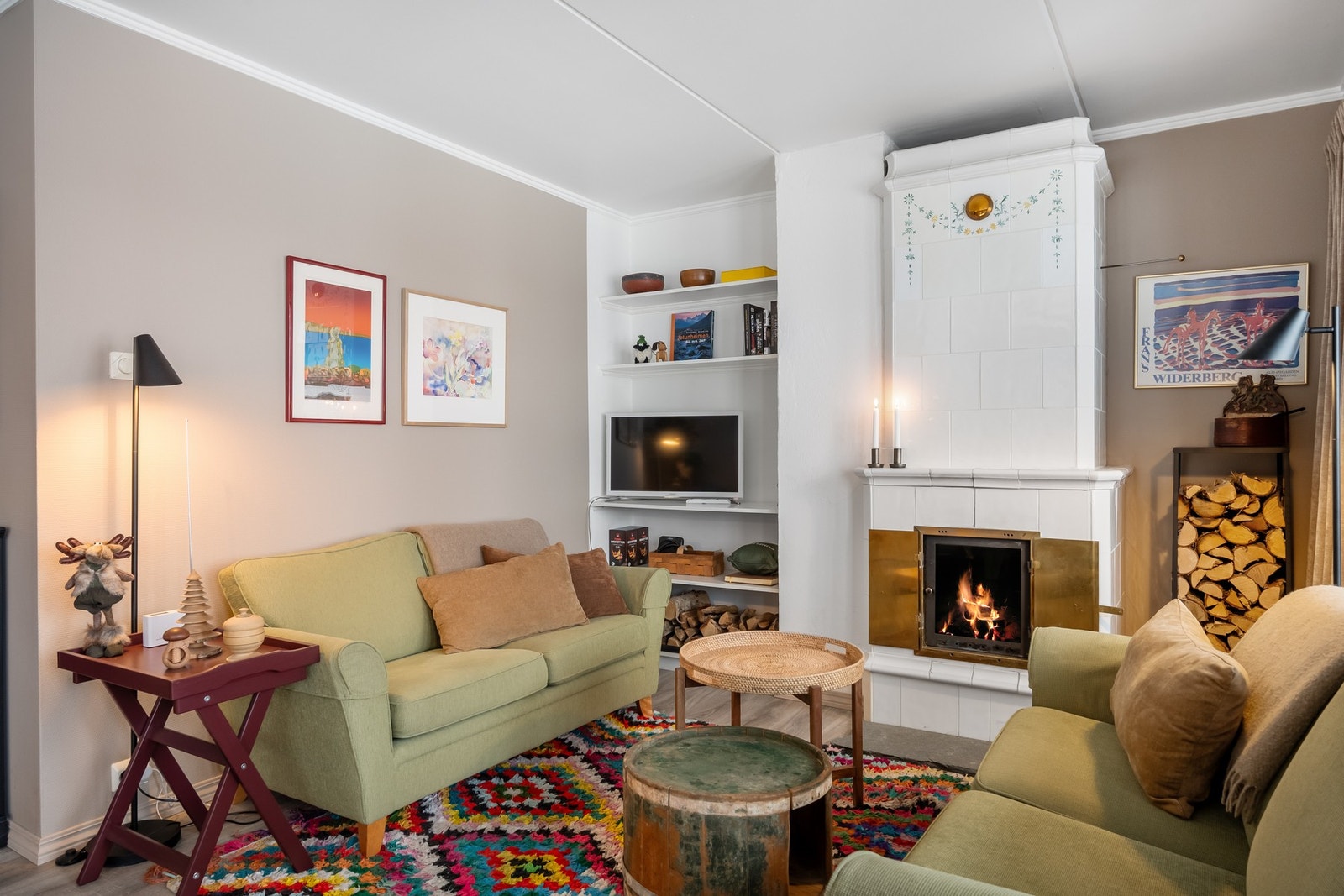 Rommet oppleves lunt og koselig med store vinduer som gir meget godt med naturlig lys. På den ene veggen er det også en stor åpen peis som både gir hygge og varme til rommet Galleribilde