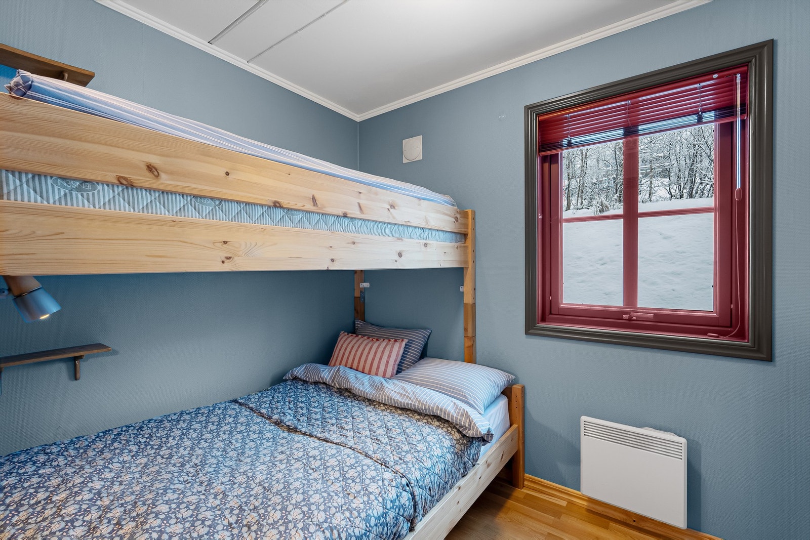 Det andre soverommet er innredet med en praktisk familiekøyeseng og pult Galleribilde