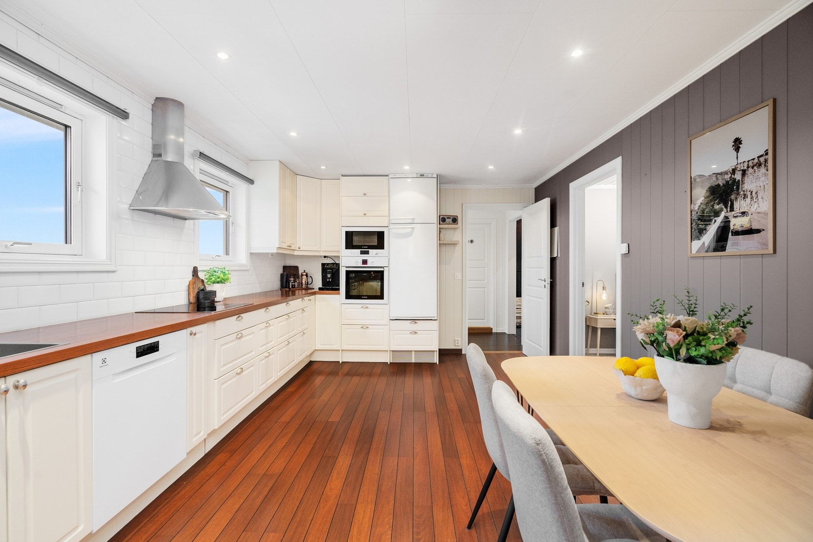 Godt med skap- og benkeplass på kjøkkenet Galleribilde