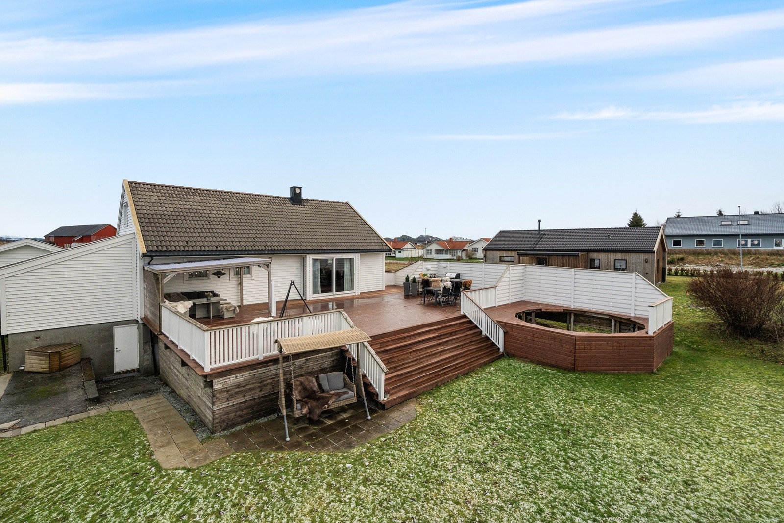 Stor og solrik tomt med eget sommerbasseng Galleribilde