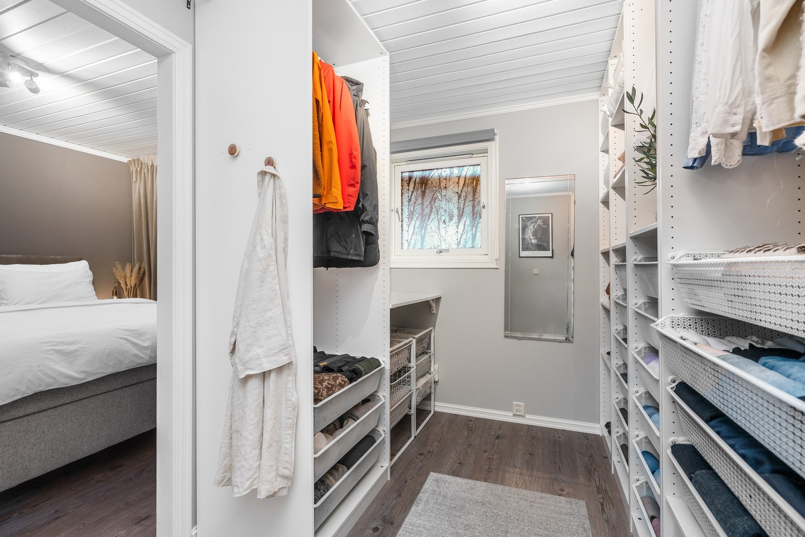 Egen walk-in garderobe i soverommet Galleribilde