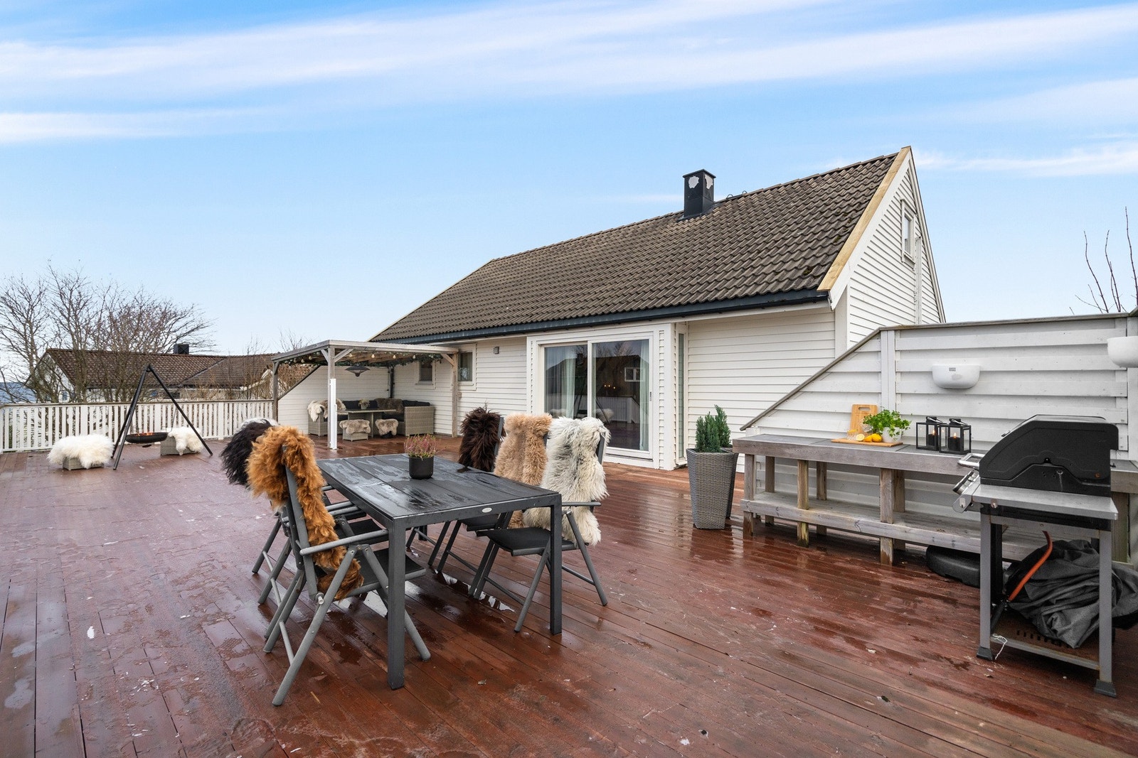 Stor terrasse med trapp ned til hagen Galleribilde