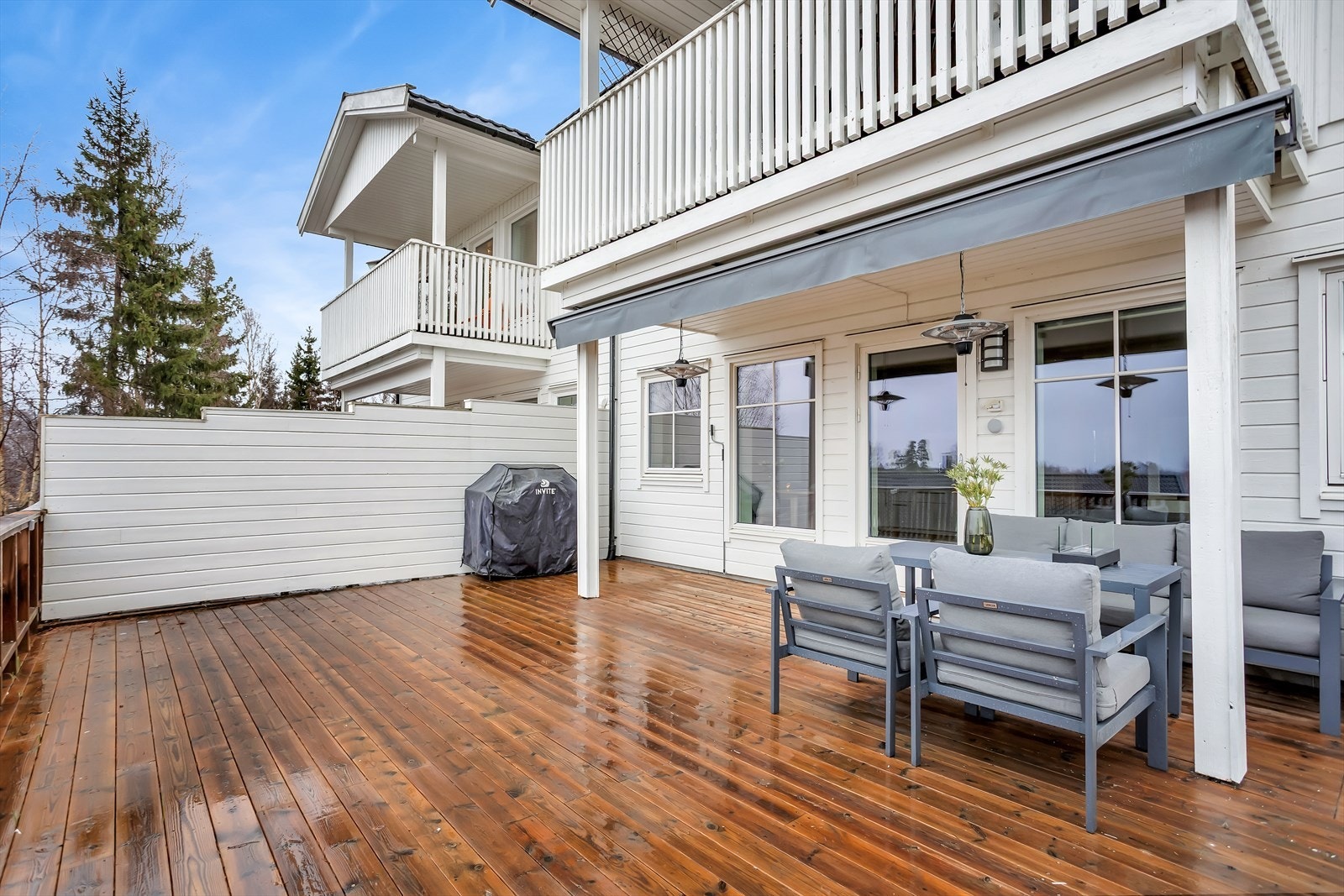 Uteplassen gir rikelig med plass for både sittegruppe og grill. Galleribilde