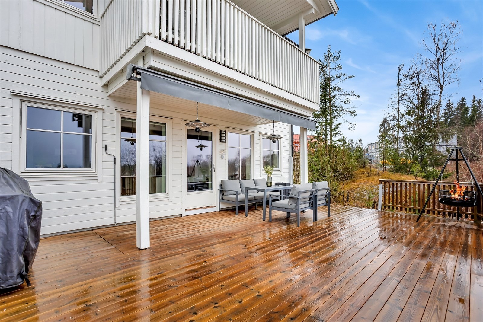 Terrassen er bygget i impregnert trevirke og fungerer som en naturlig forlengelse av stuen. Galleribilde