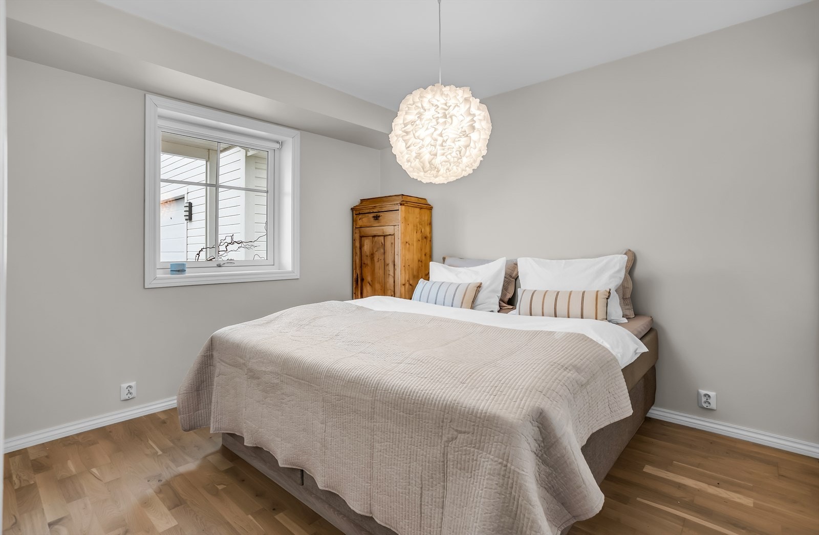 Vinduene i leiligheten er 3-lags glass fra 2013, som bidrar til god isolasjon. Galleribilde